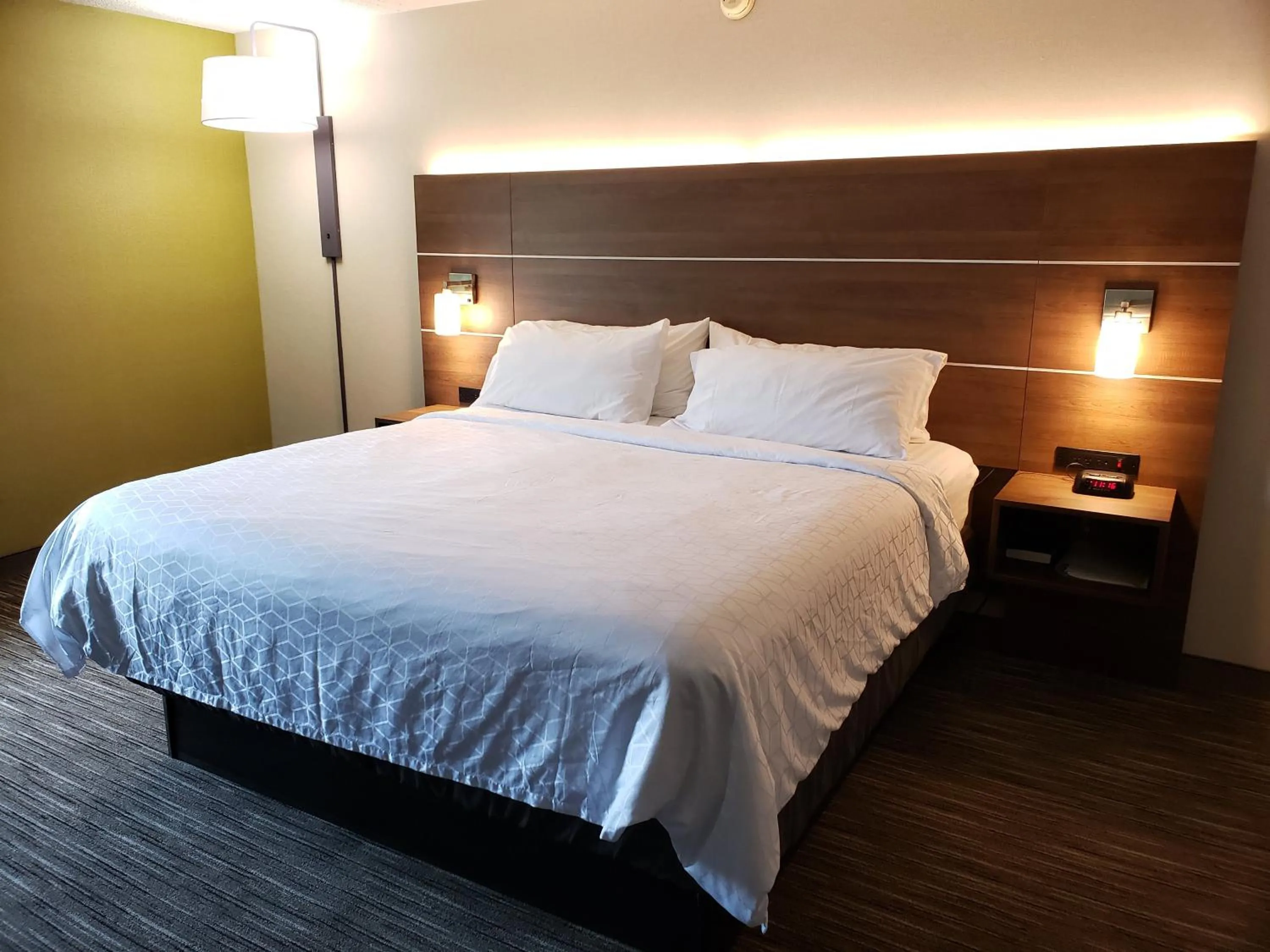 Standard King Room in Holiday Inn Express Edgewood-Aberdeen-Bel Air