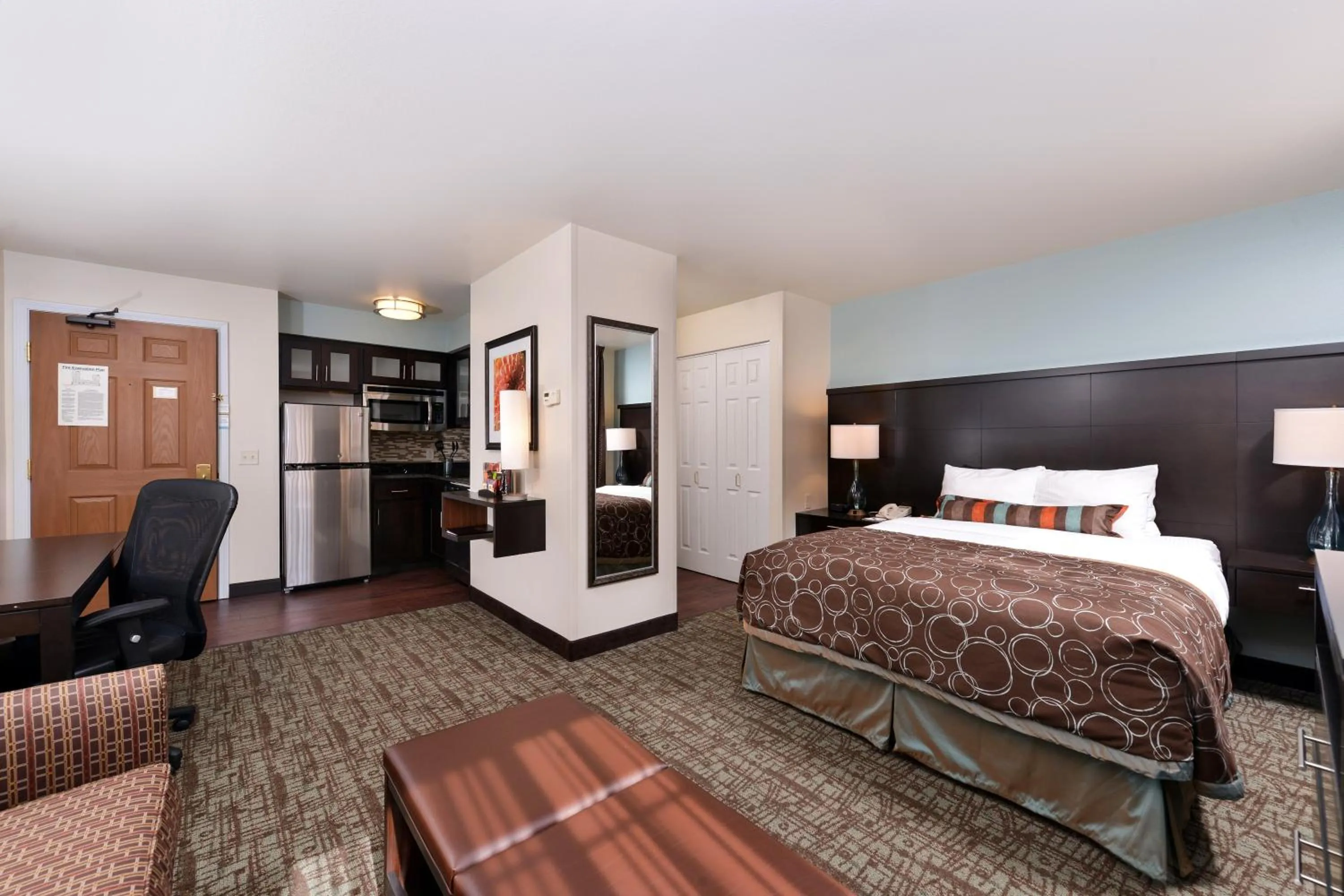 Queen Studio Suite in Staybridge Suites Sioux Falls at Empire Mall by IHG