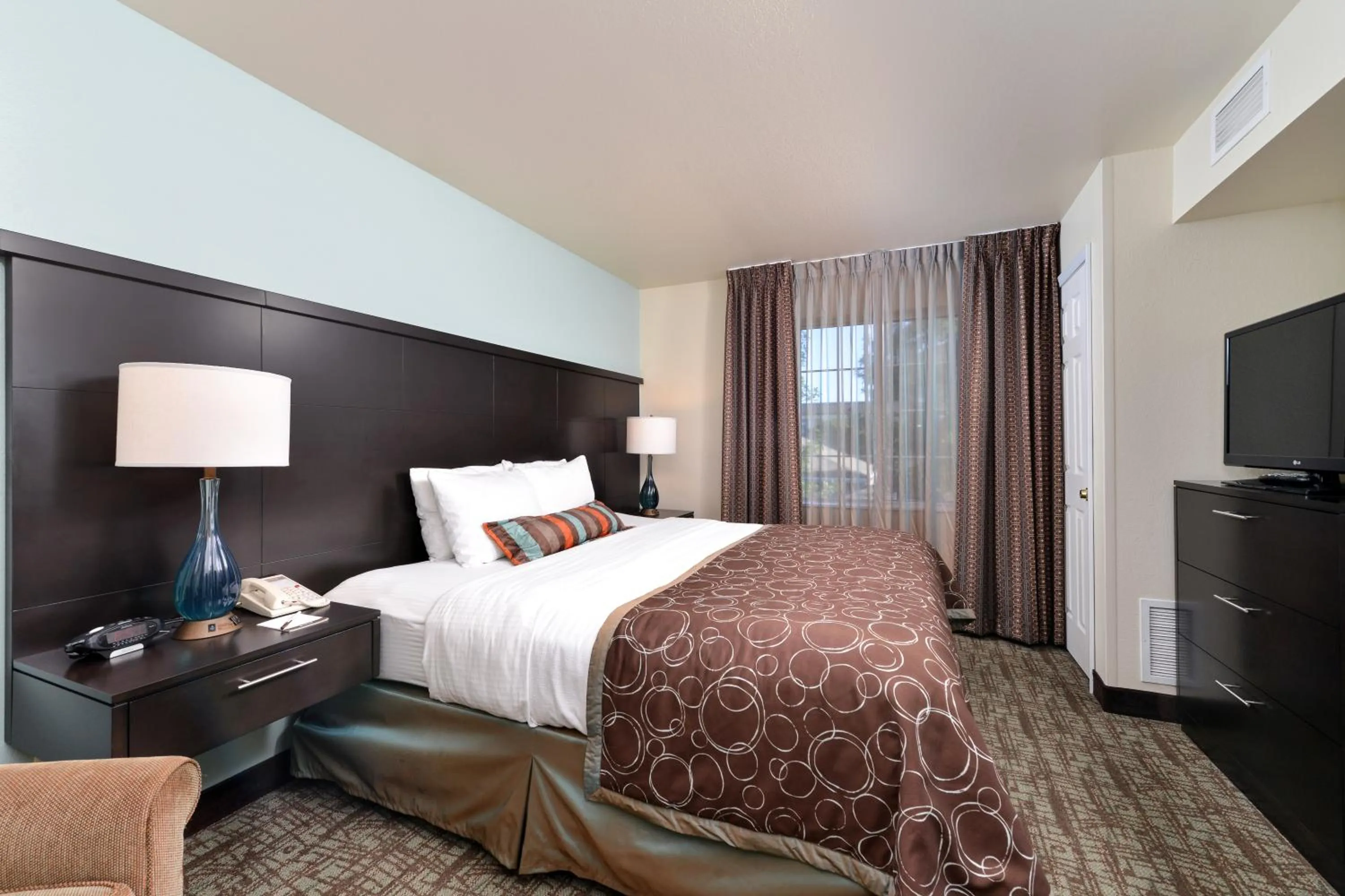 One Bedroom Queen Suite - Non-Smoking in Staybridge Suites Sioux Falls at Empire Mall by IHG