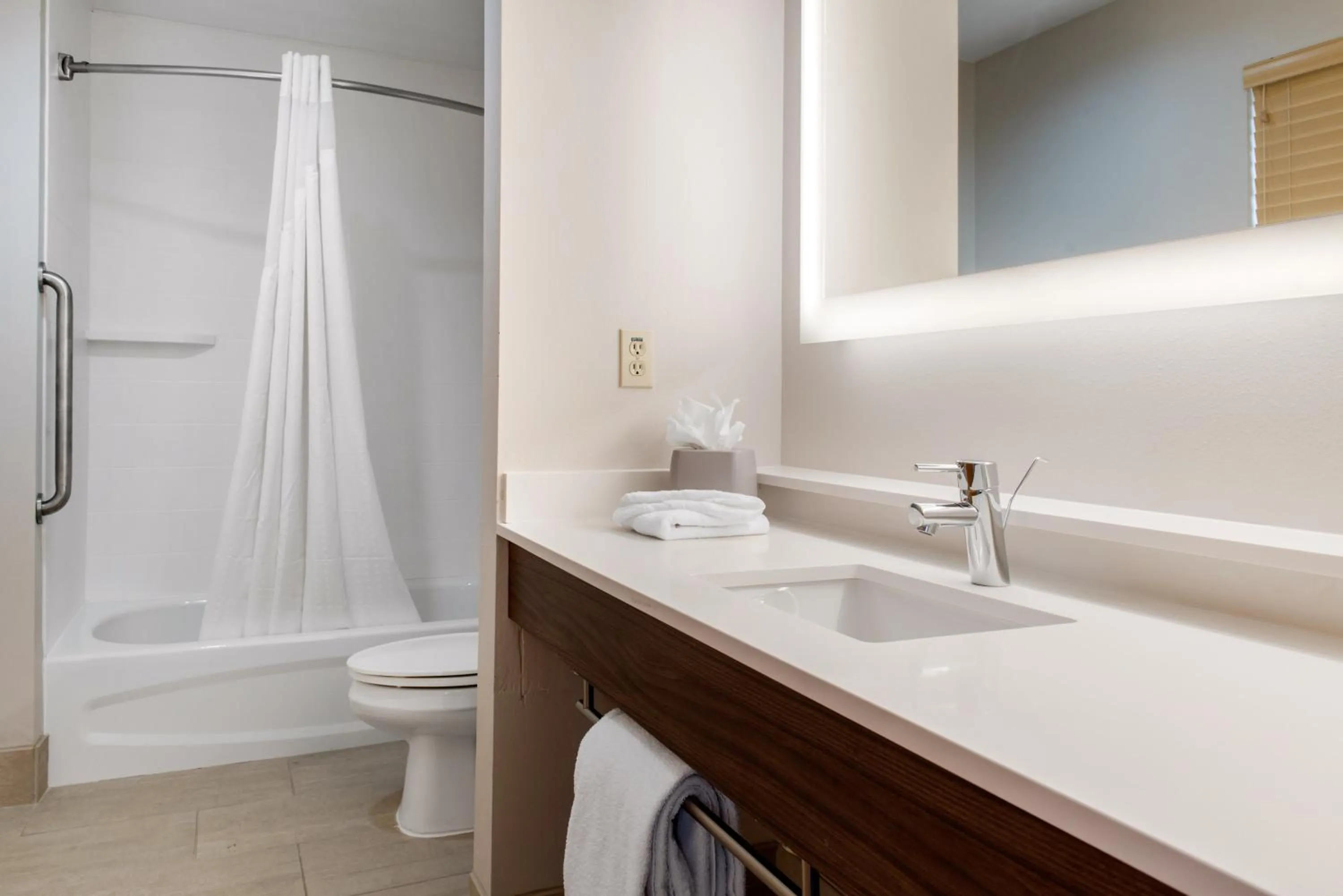 King Room - Disability Access Tub in Holiday Inn Express & Suites Harrison by IHG
