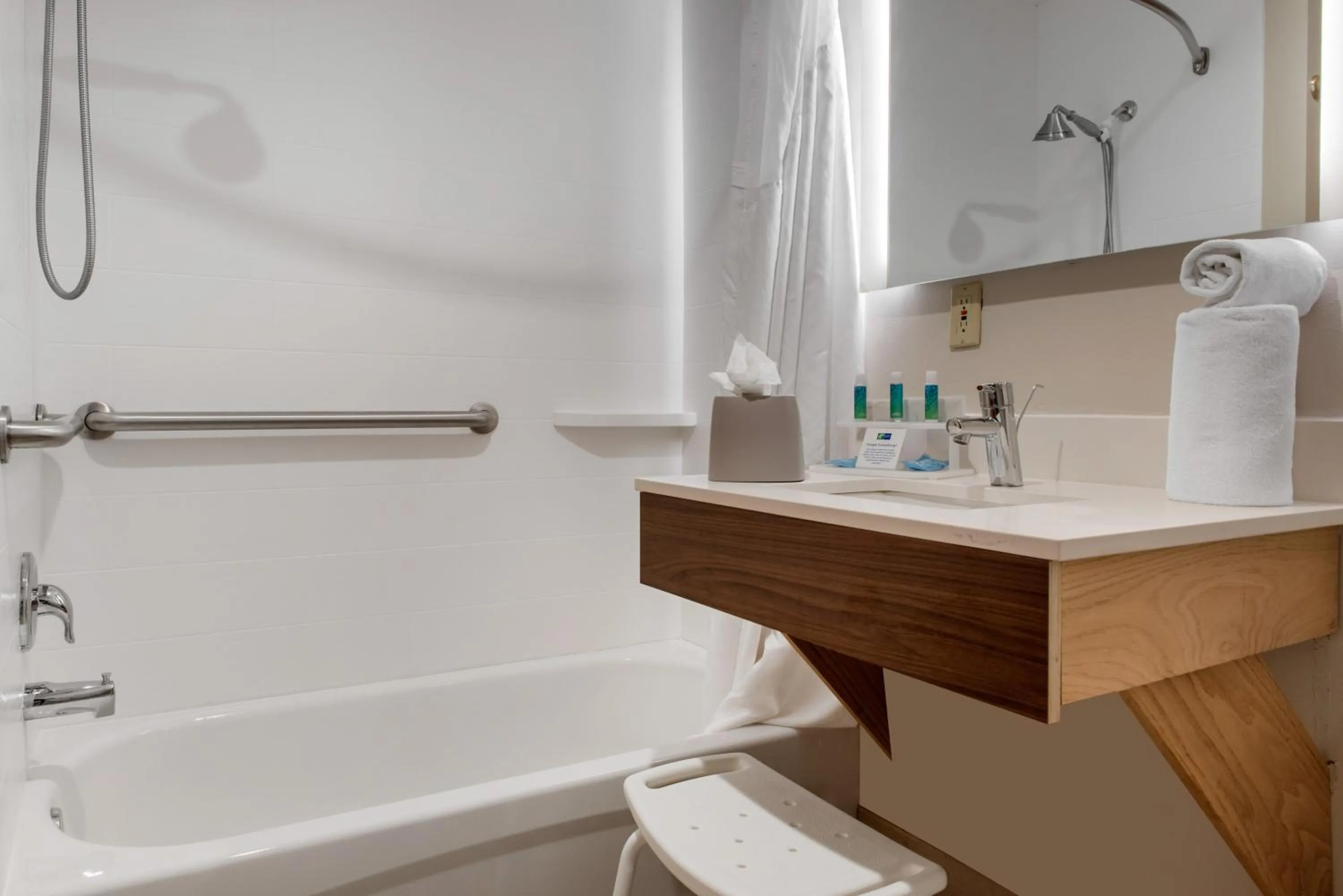 Executive King Room - Disability Access Tub/Non-Smoking in Holiday Inn Express & Suites Harrison by IHG