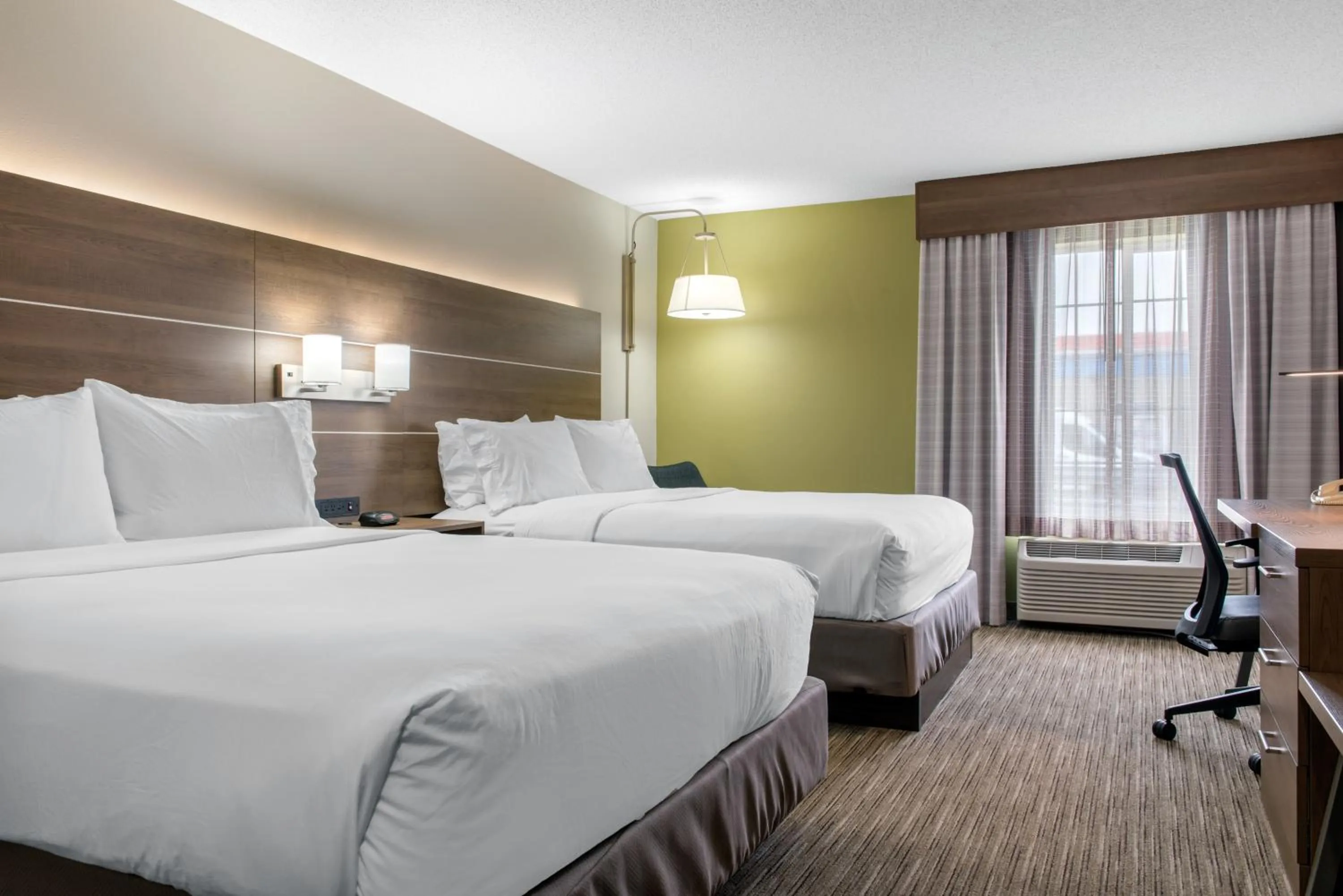 Standard Queen Room with Two Queen Beds in Holiday Inn Express & Suites Harrison by IHG