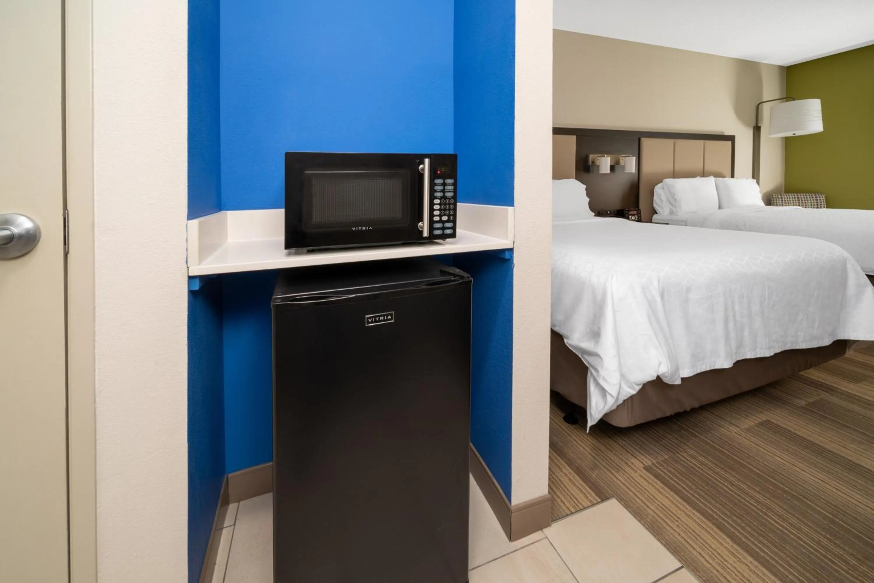 Standard Queen Room with Two Queen Beds - Communications Accessible in Holiday Inn Express Minden by IHG