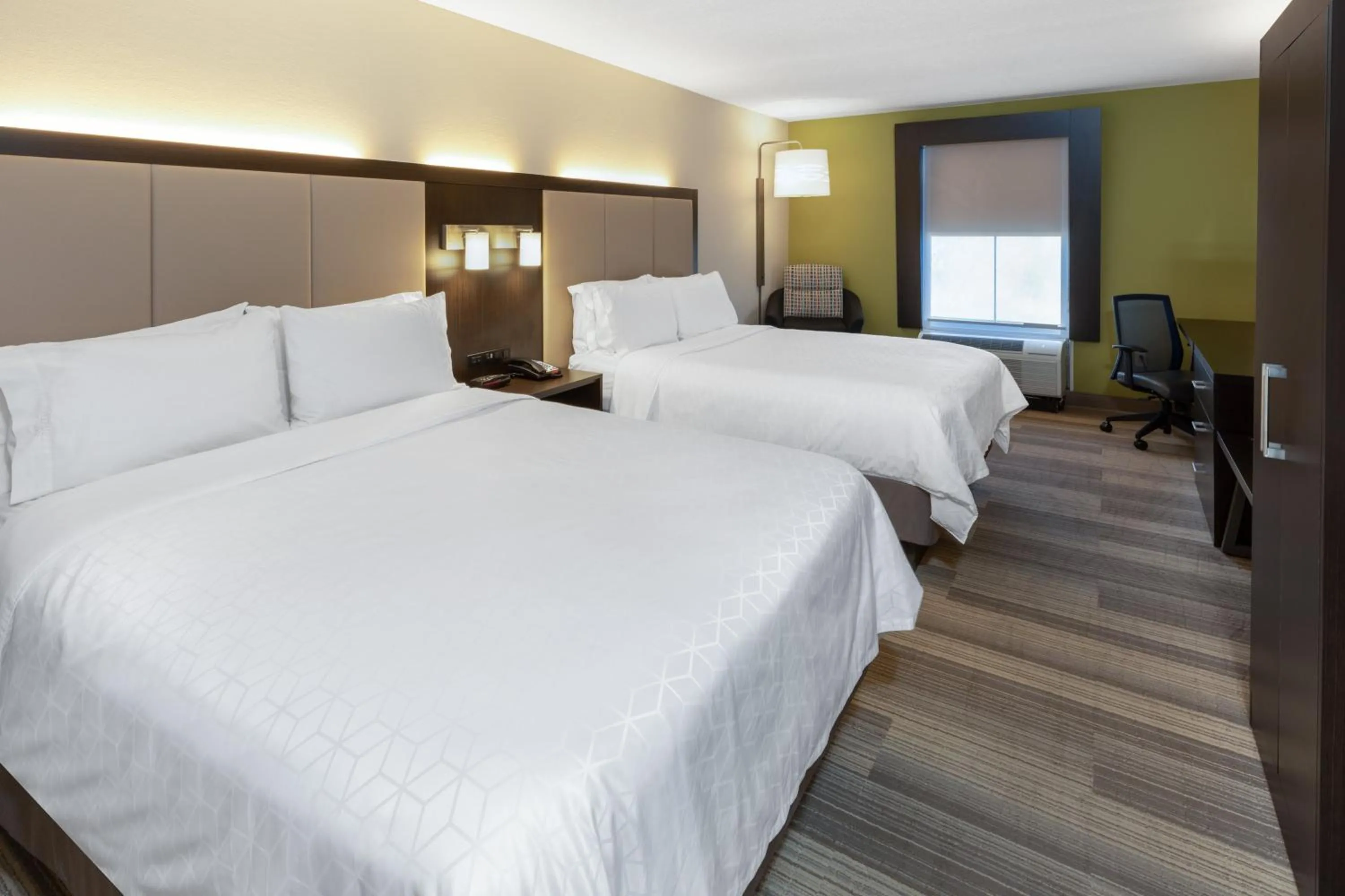 Standard Queen Room with Two Queen Beds in Holiday Inn Express Minden by IHG