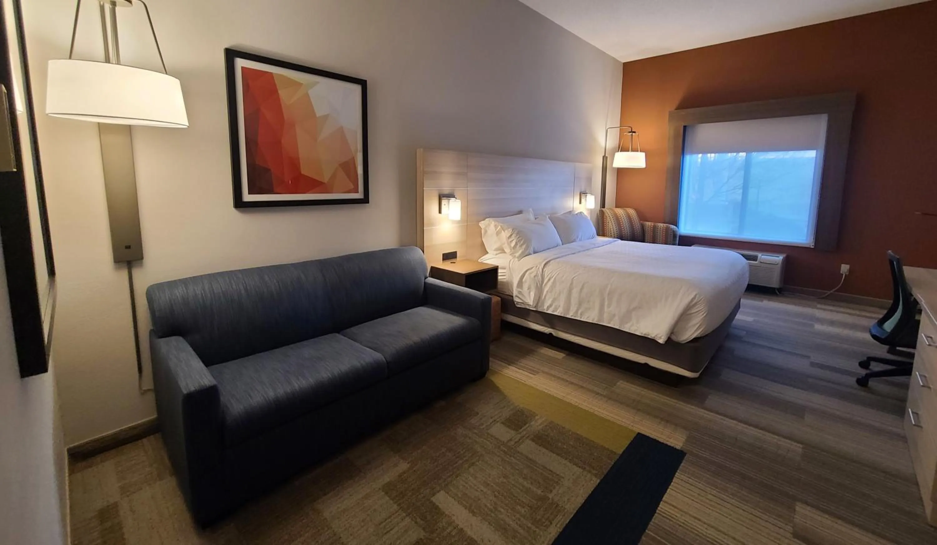 King Suite - Non-Smoking in Holiday Inn Express Lordstown-Newton Falls/Warren by IHG