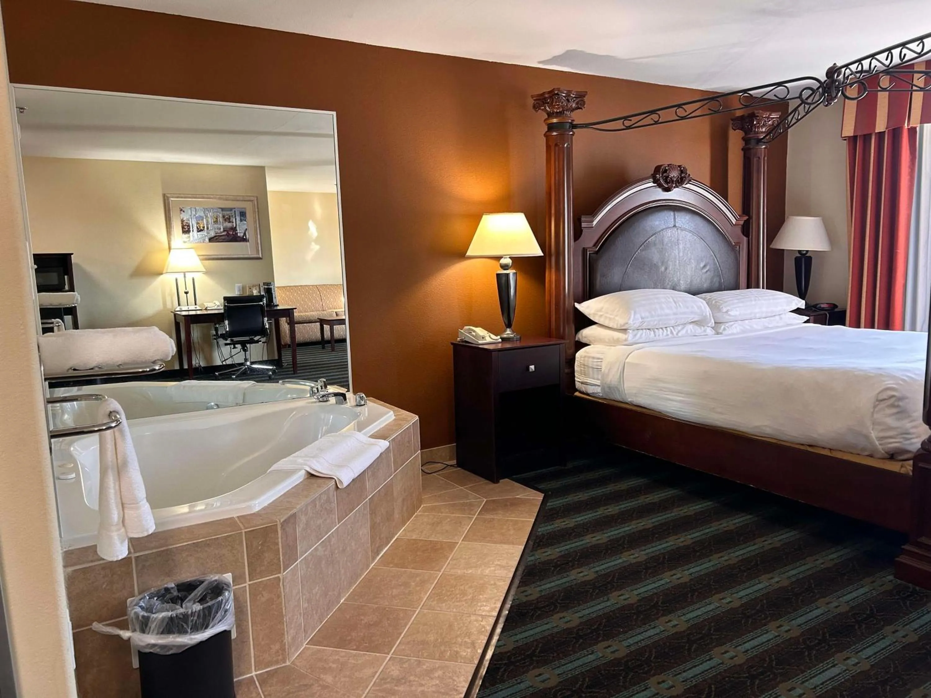 King Suite with Spa Bath - Non-Smoking in Express Inn Leesville Ft Johnson, SureStay Collection by Best Western