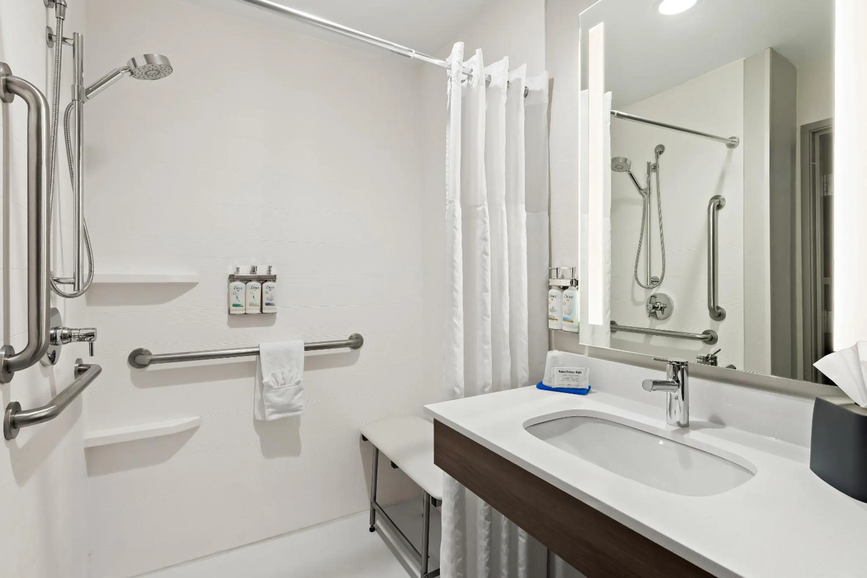 Deluxe King Room - Hearing Accessible with Bath Tub/Non-Smoking in Holiday Inn Express & Suites Perry by IHG