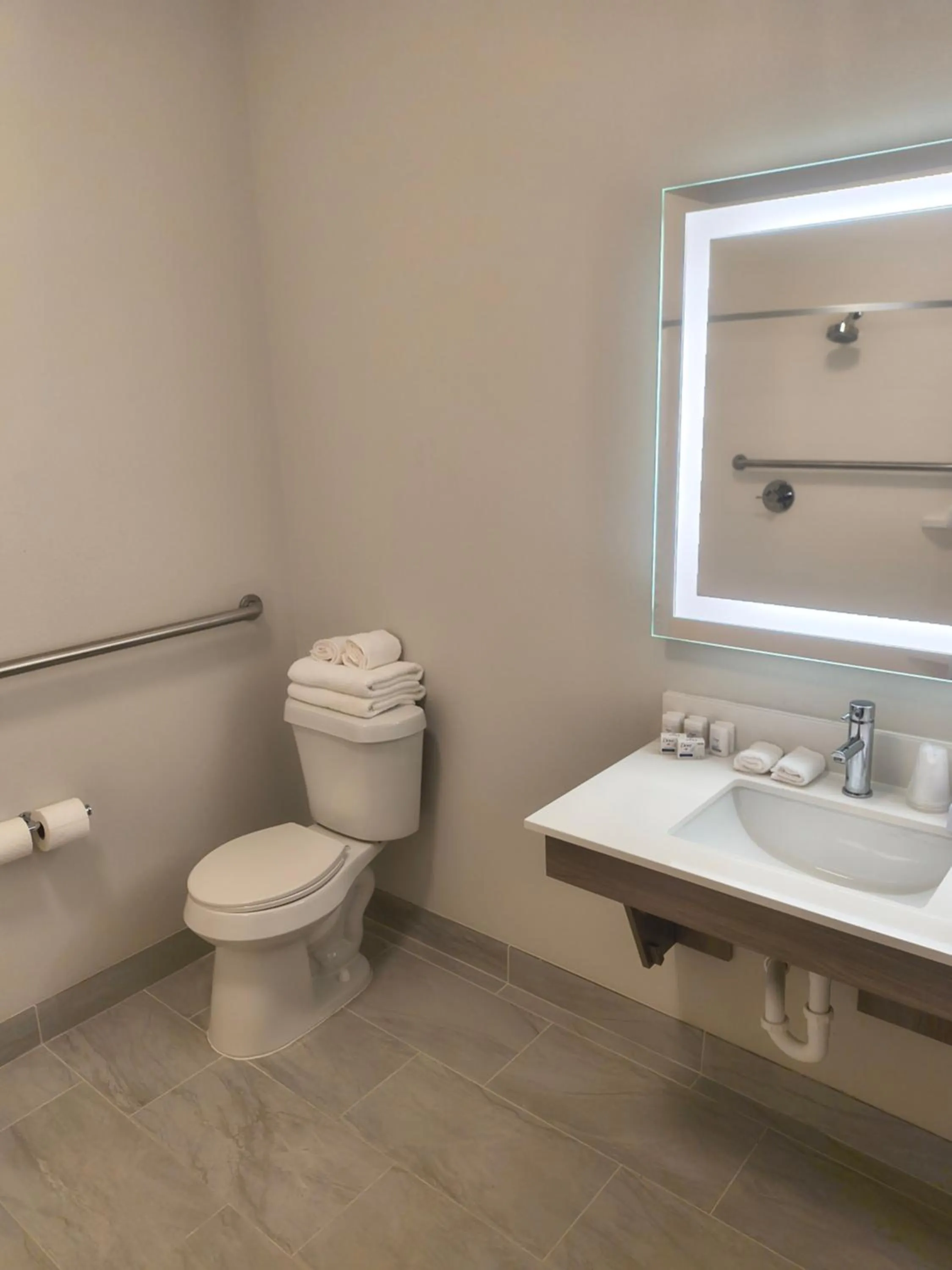 King Studio Suite - Mobility Access with Roll-in Shower in Holiday Inn Express Kenedy by IHG