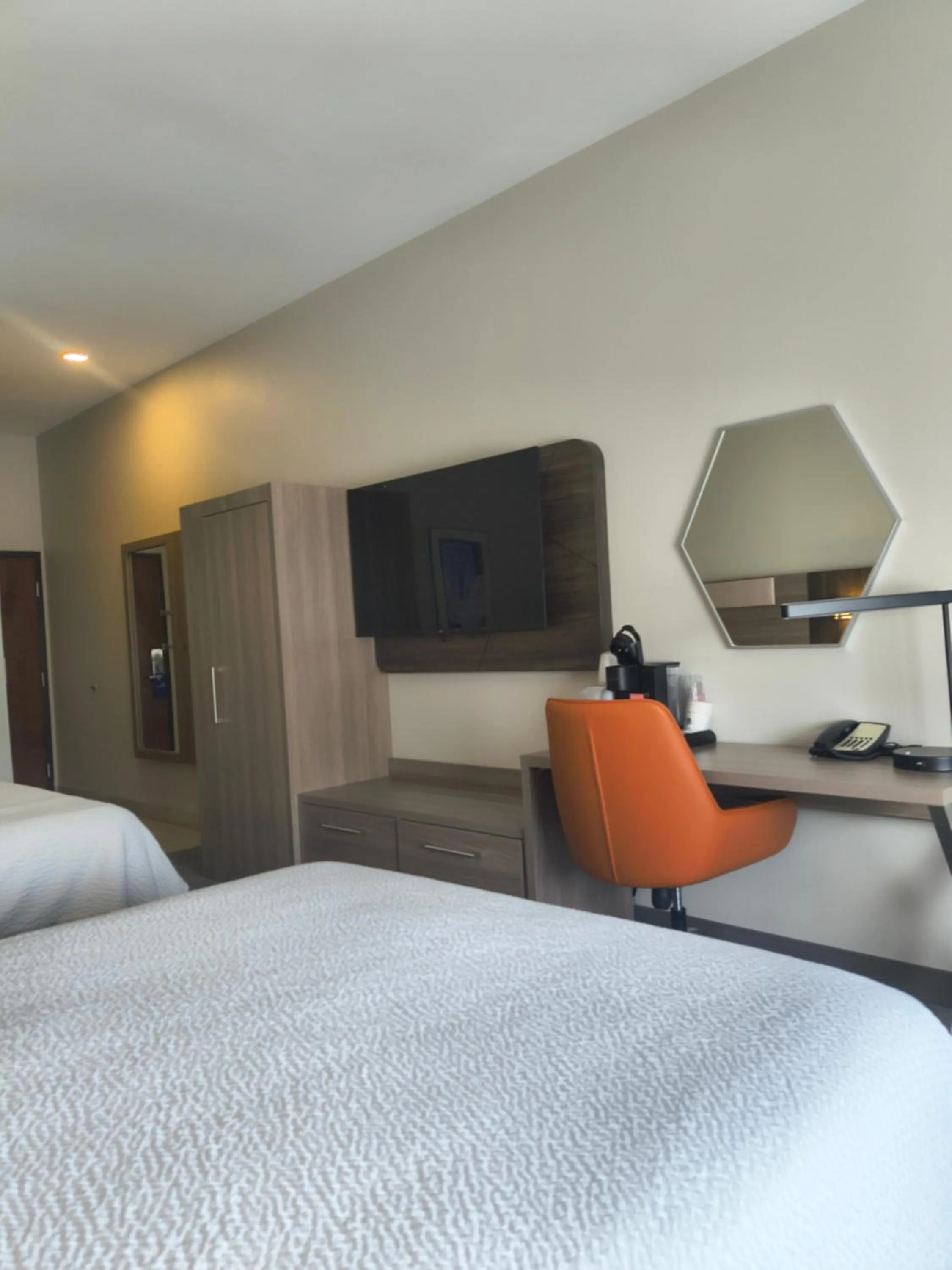 Standard Queen Room with Two Queen Beds and Roll-In Shower - Mobility Access in Holiday Inn Express Kenedy by IHG