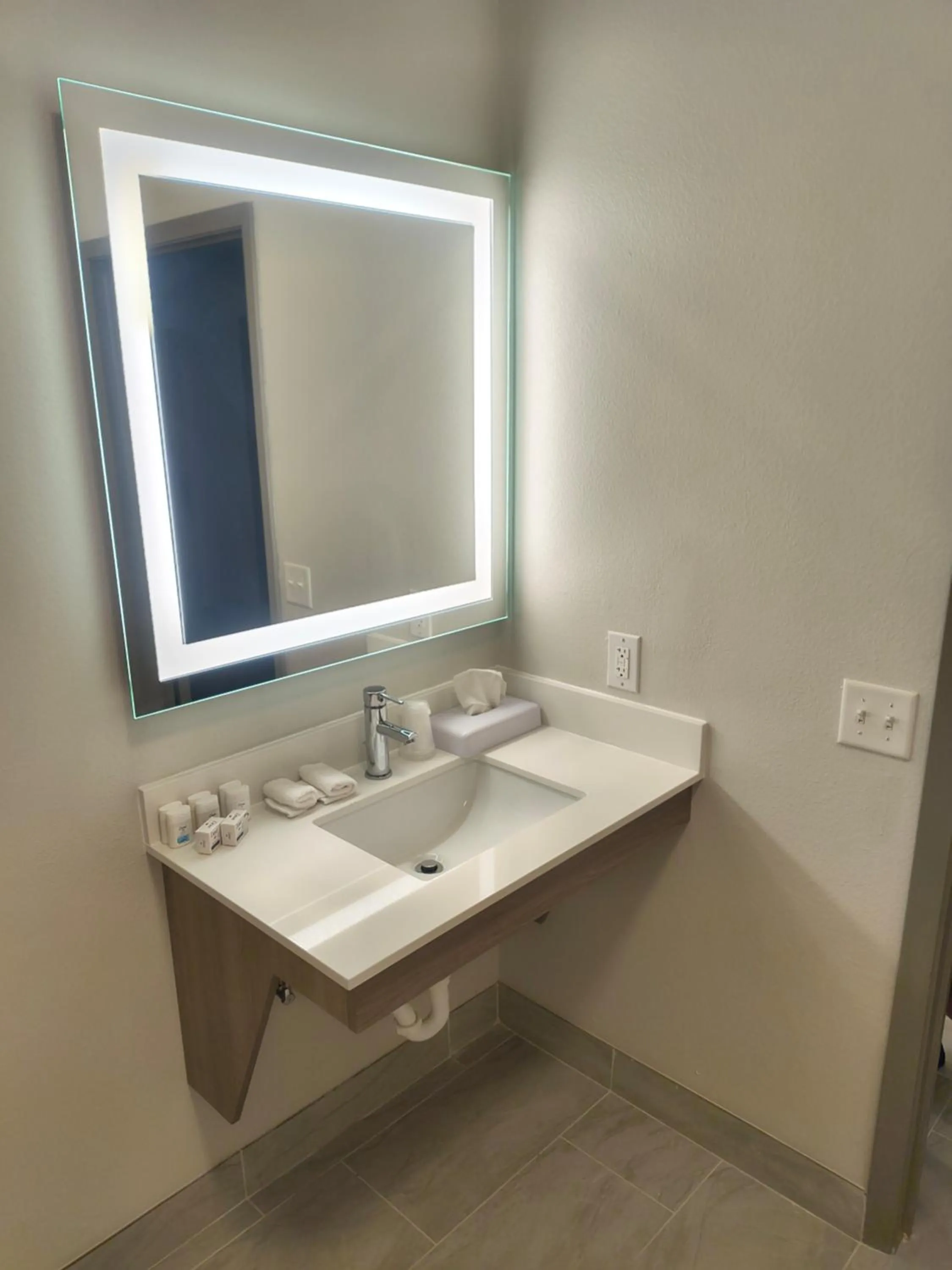 Suite - Only Hearing Accessible in Holiday Inn Express Kenedy by IHG