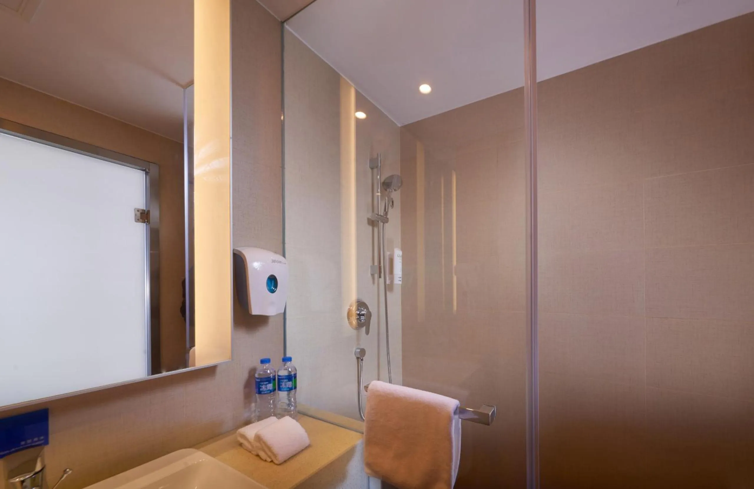 One-Bedroom Suite in Holiday Inn Express Shanghai Zhenping by IHG