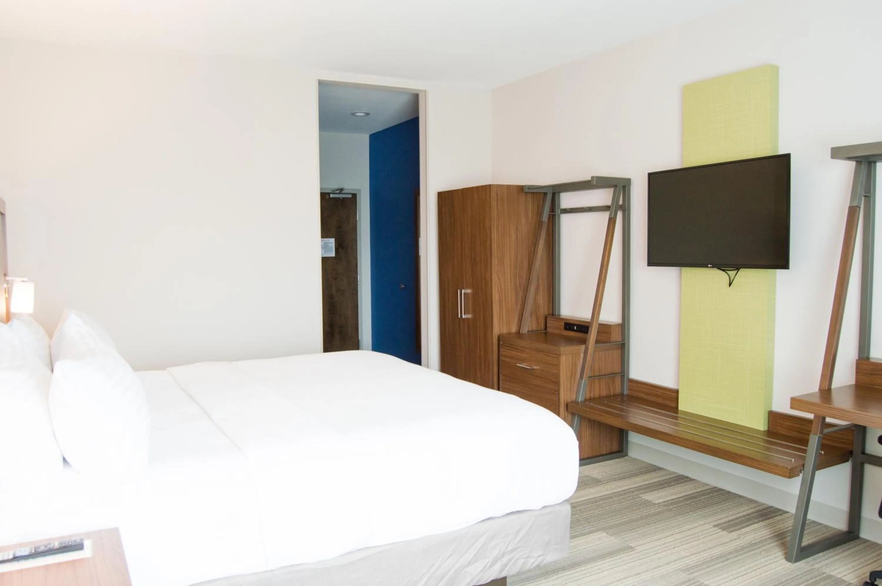 Standard King Room with Accessible Tub - Mobility Access in Holiday Inn Express Slidell by IHG