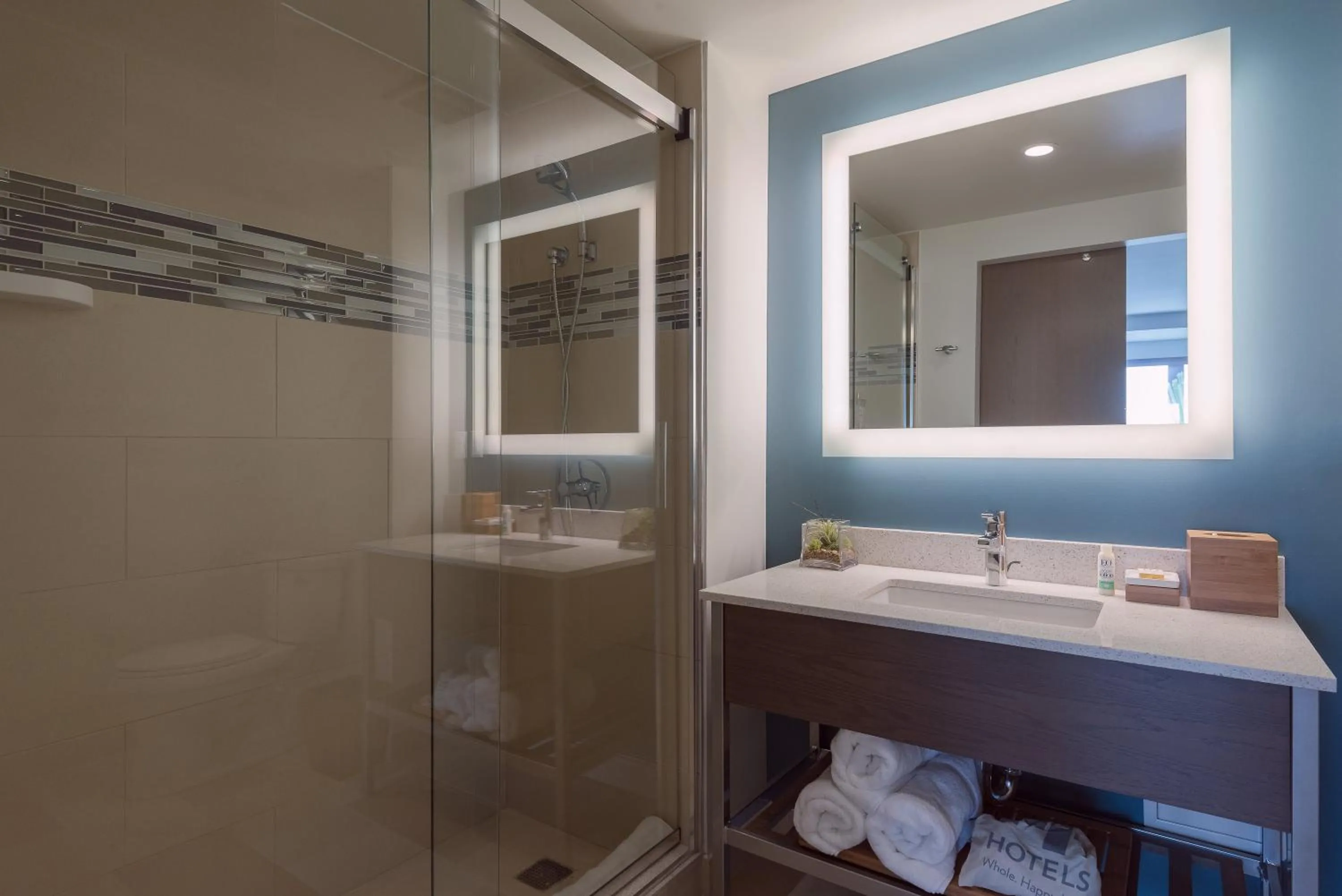 Standard King Room with Roll-In Shower - Mobility Access in EVEN Hotel Brooklyn by IHG