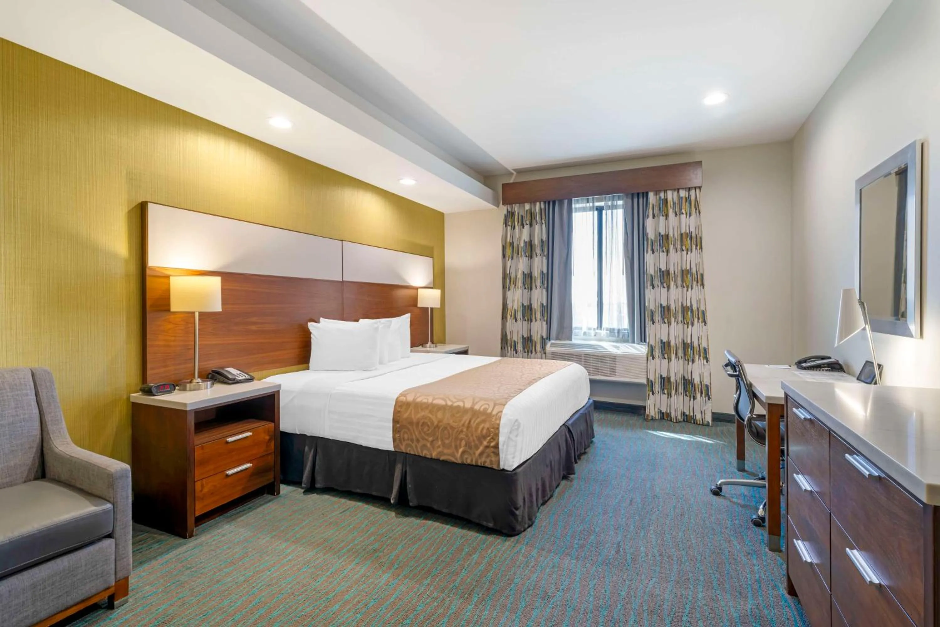 King Room - Non-Smoking in Best Western Plus Gardena-Los Angeles Inn & Suites