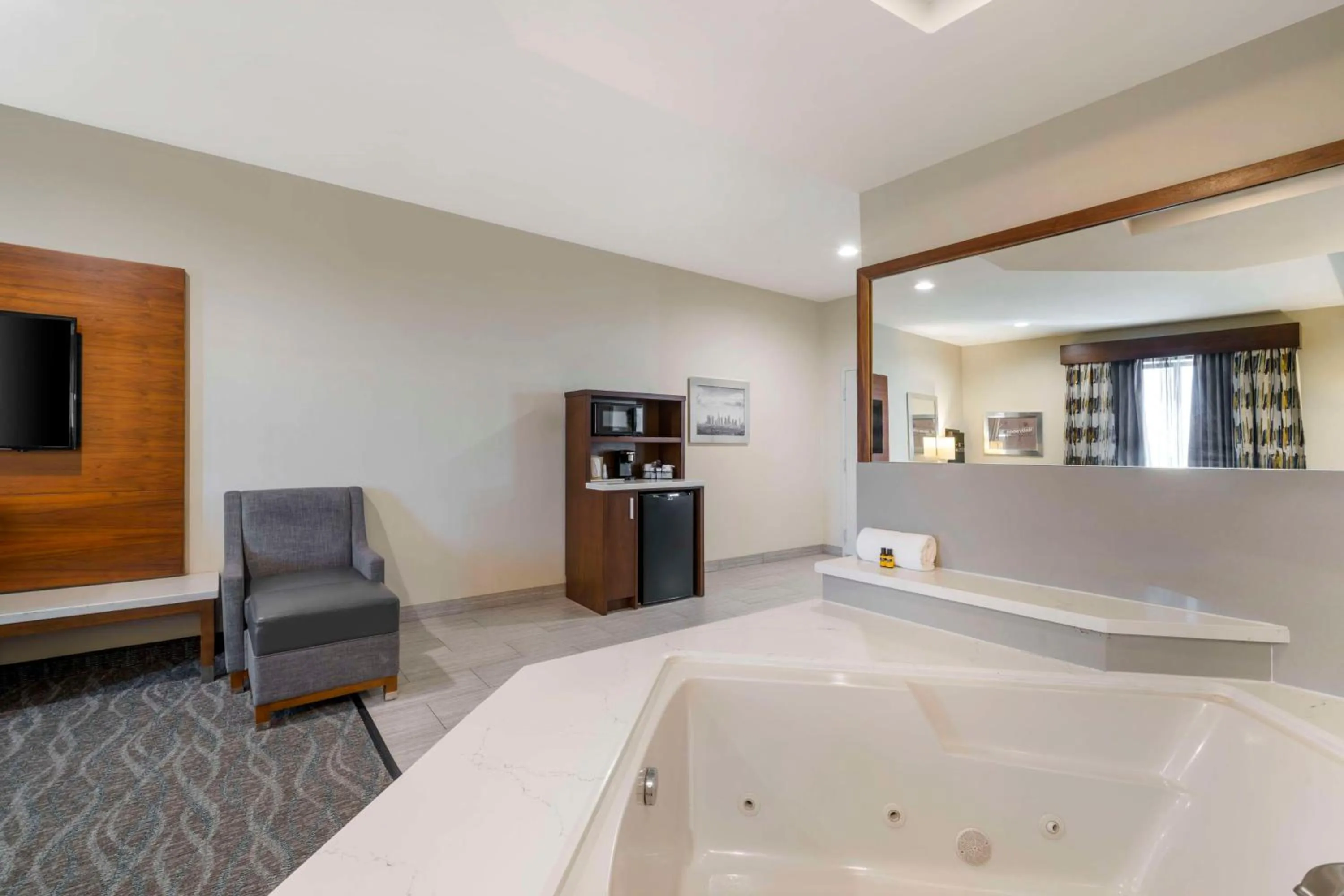 Deluxe King Room - Non-Smoking in Best Western Plus Gardena-Los Angeles Inn & Suites