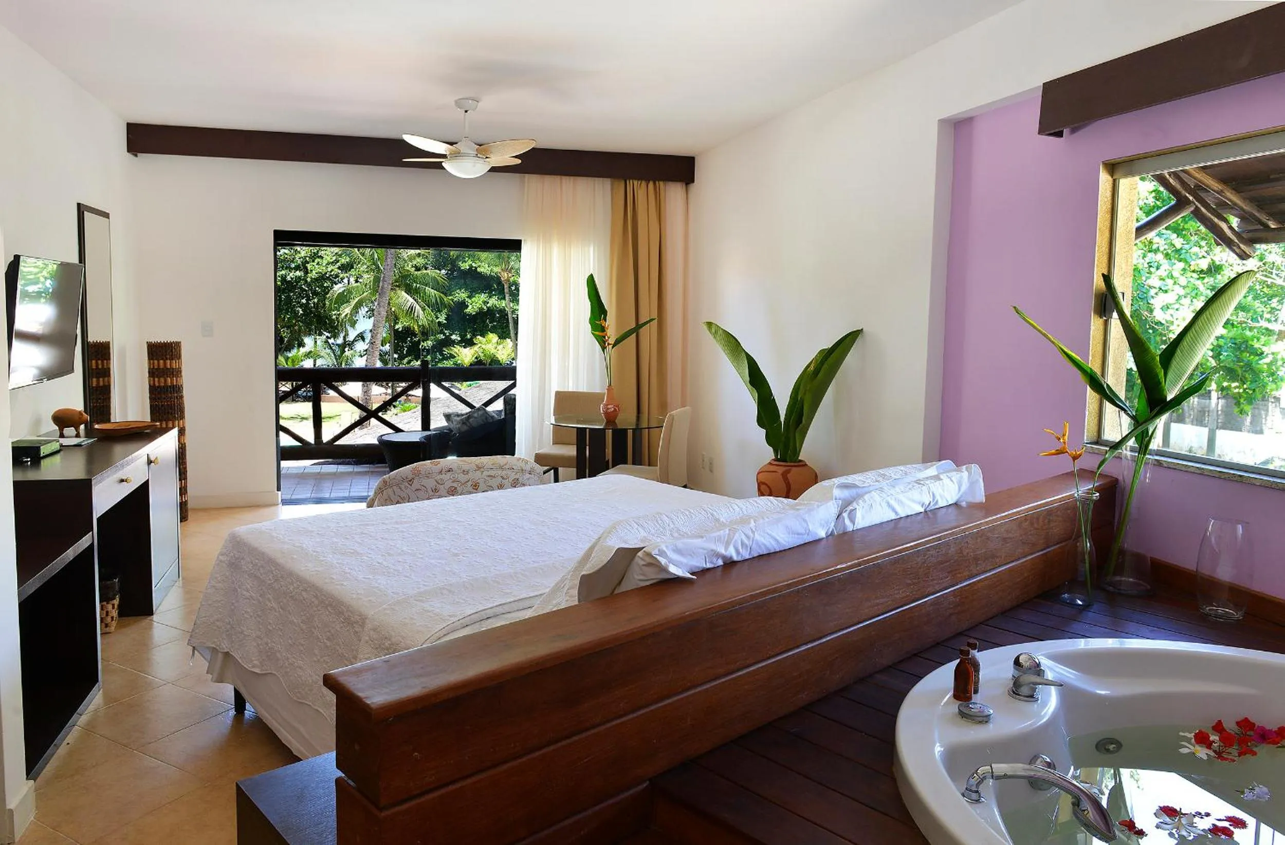 King Suite with Spa Bath in Iara Beach Hotel Boutique