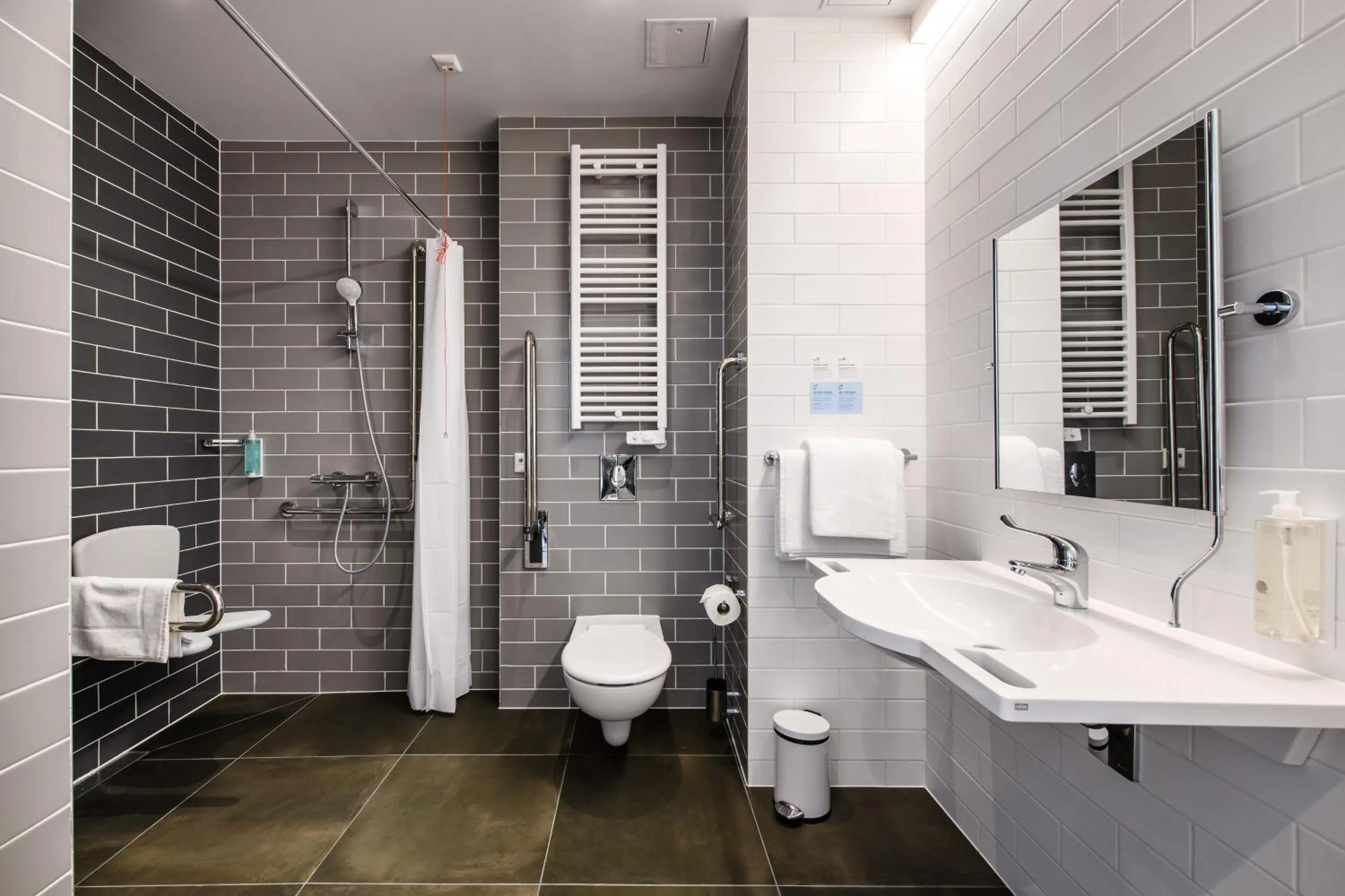 Standard Queen Room - Accessible with Free Breakfast in Holiday Inn Express Lublin by IHG