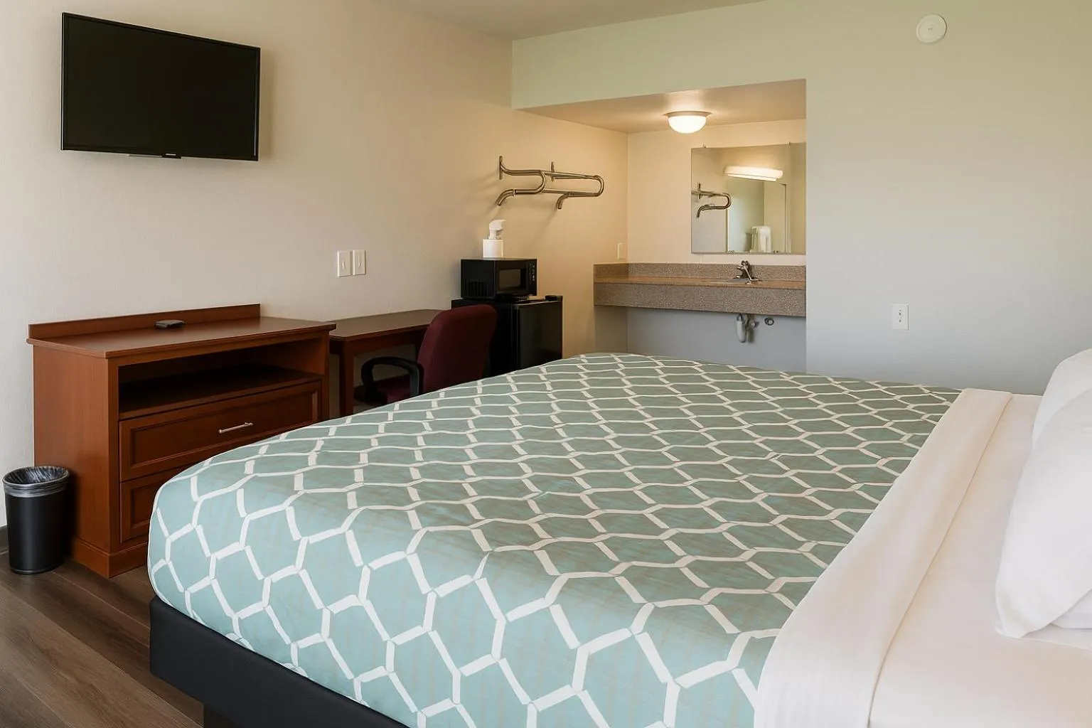 Standard King Room - single occupancy in American Inn & Suites