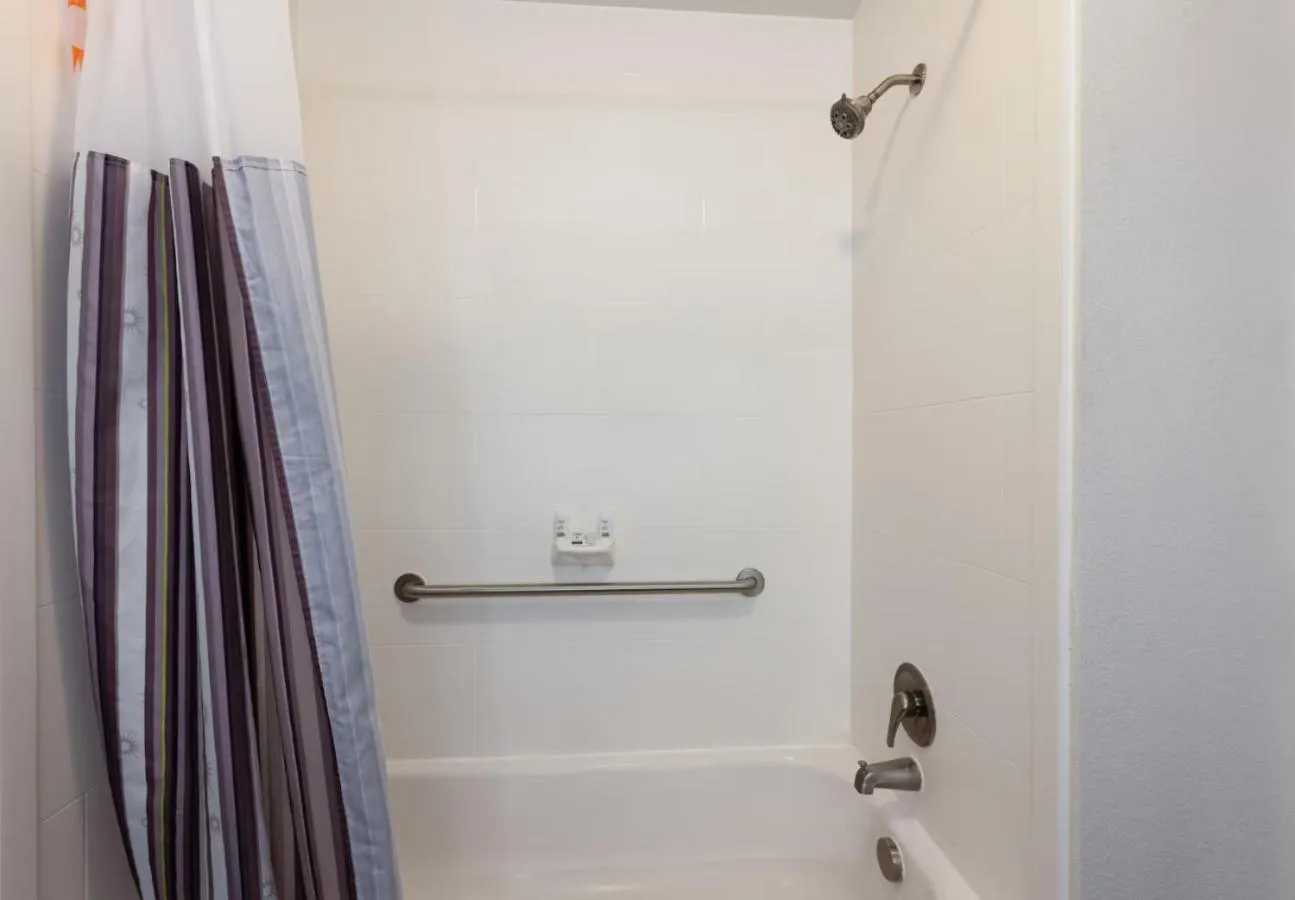 Queen Room with Two Queen Beds and Bath Tub - Mobility Accessible/Non-Smoking in La Quinta by Wyndham Morgantown