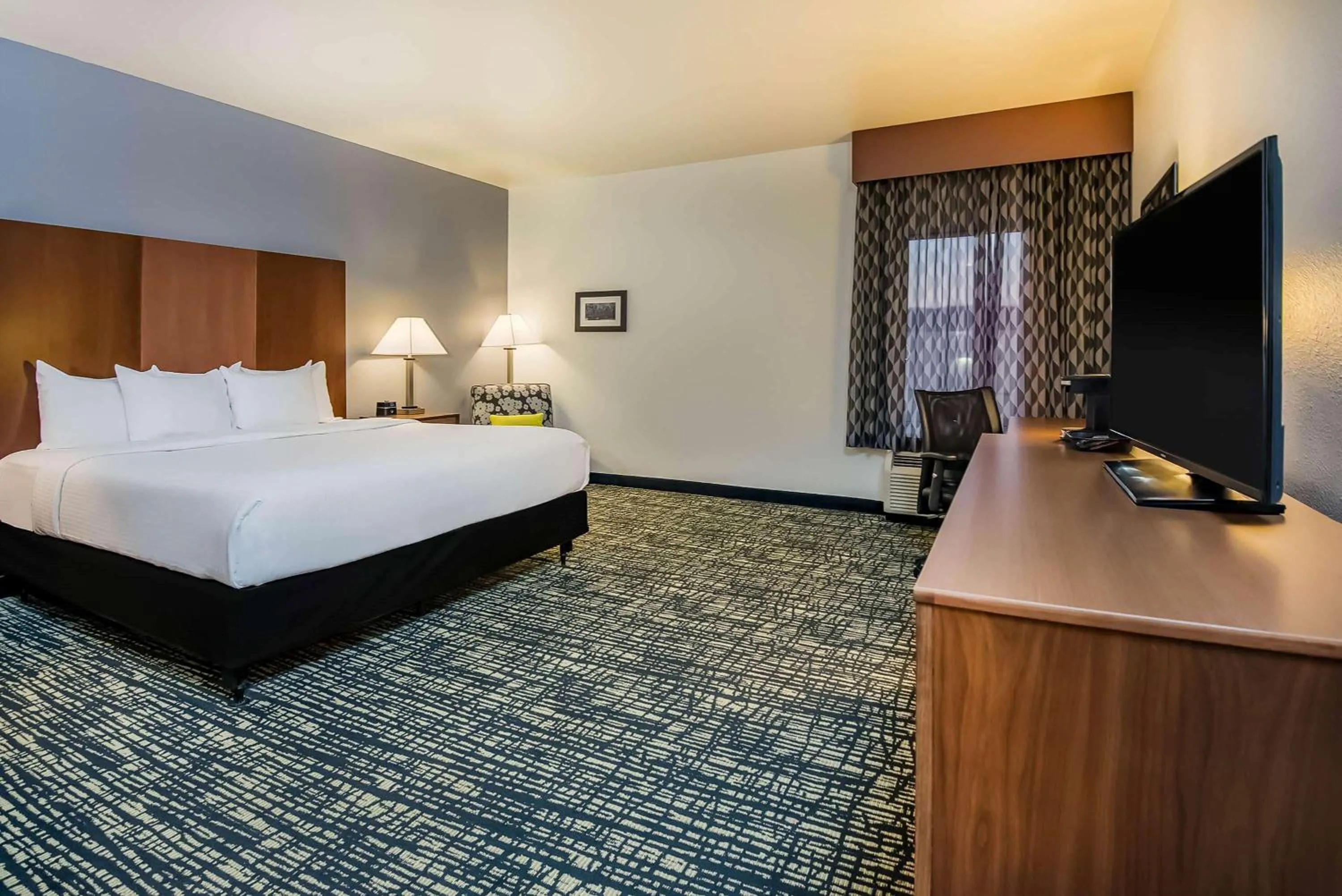 Deluxe King Room with Roll In Shower - Mobility Accessible/Non-Smoking in La Quinta by Wyndham Morgantown
