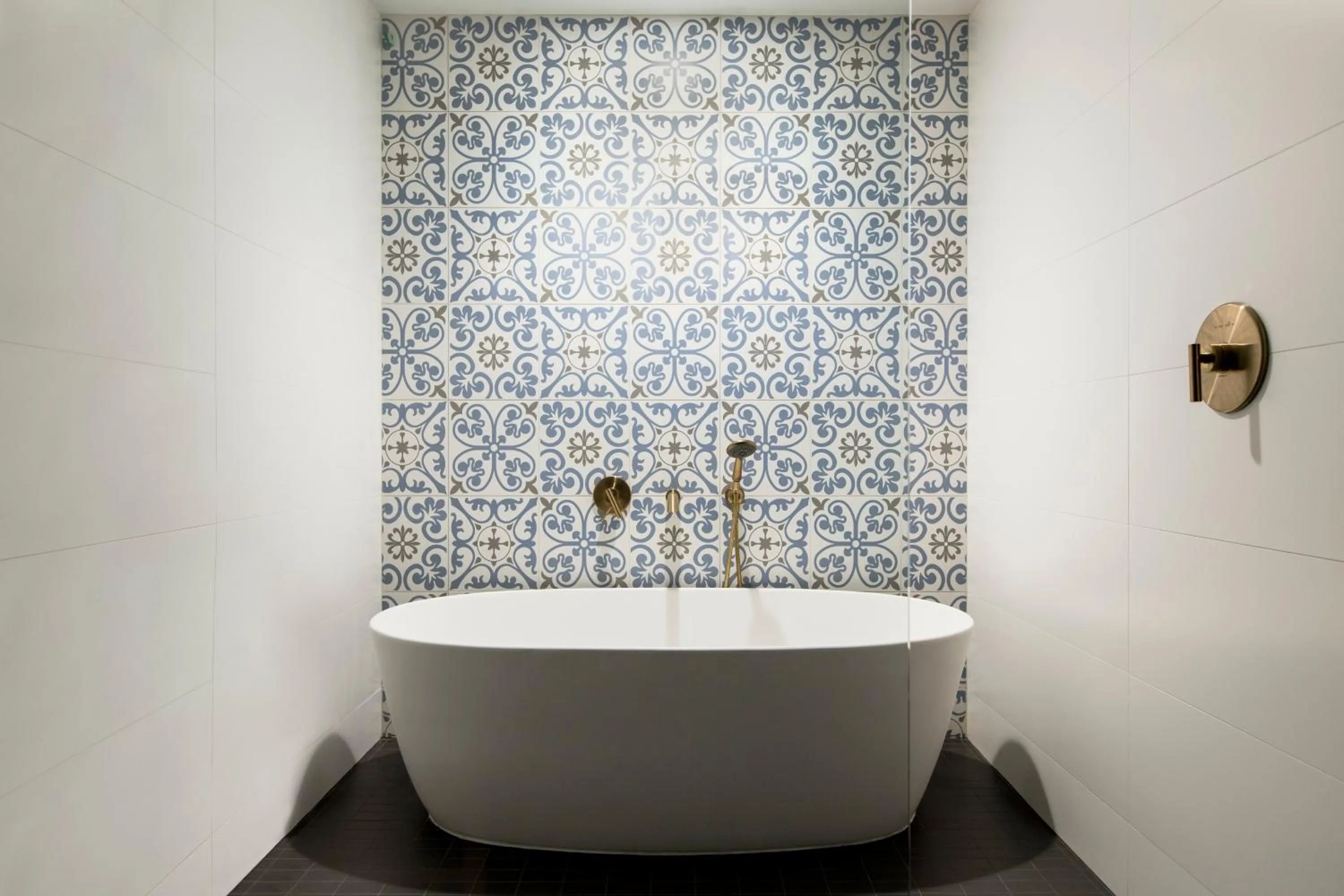 Premium King Room with Soaking Tub in Kimpton Gray Hotel Chicago by IHG