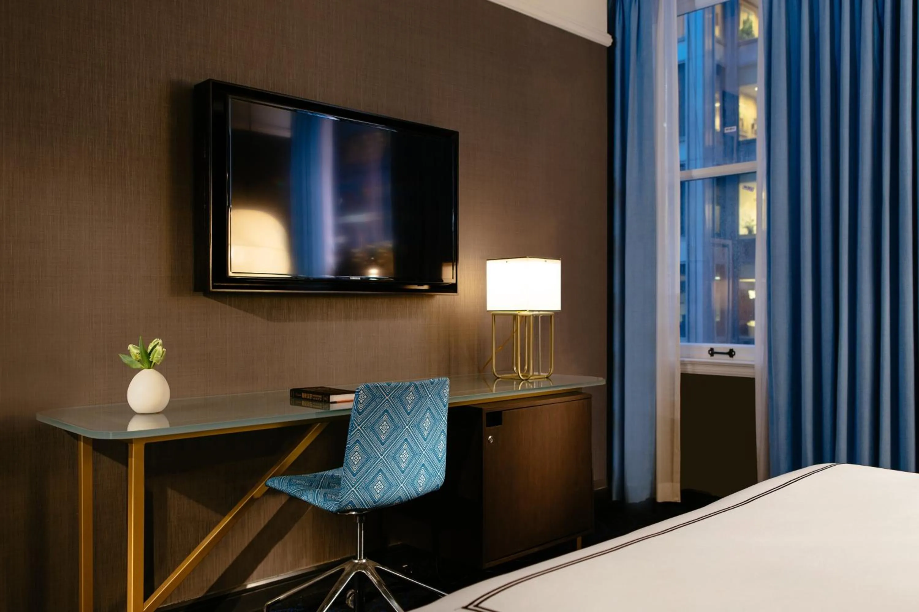 Essential Queen Room with Walk-In Shower in Kimpton Gray Hotel Chicago by IHG
