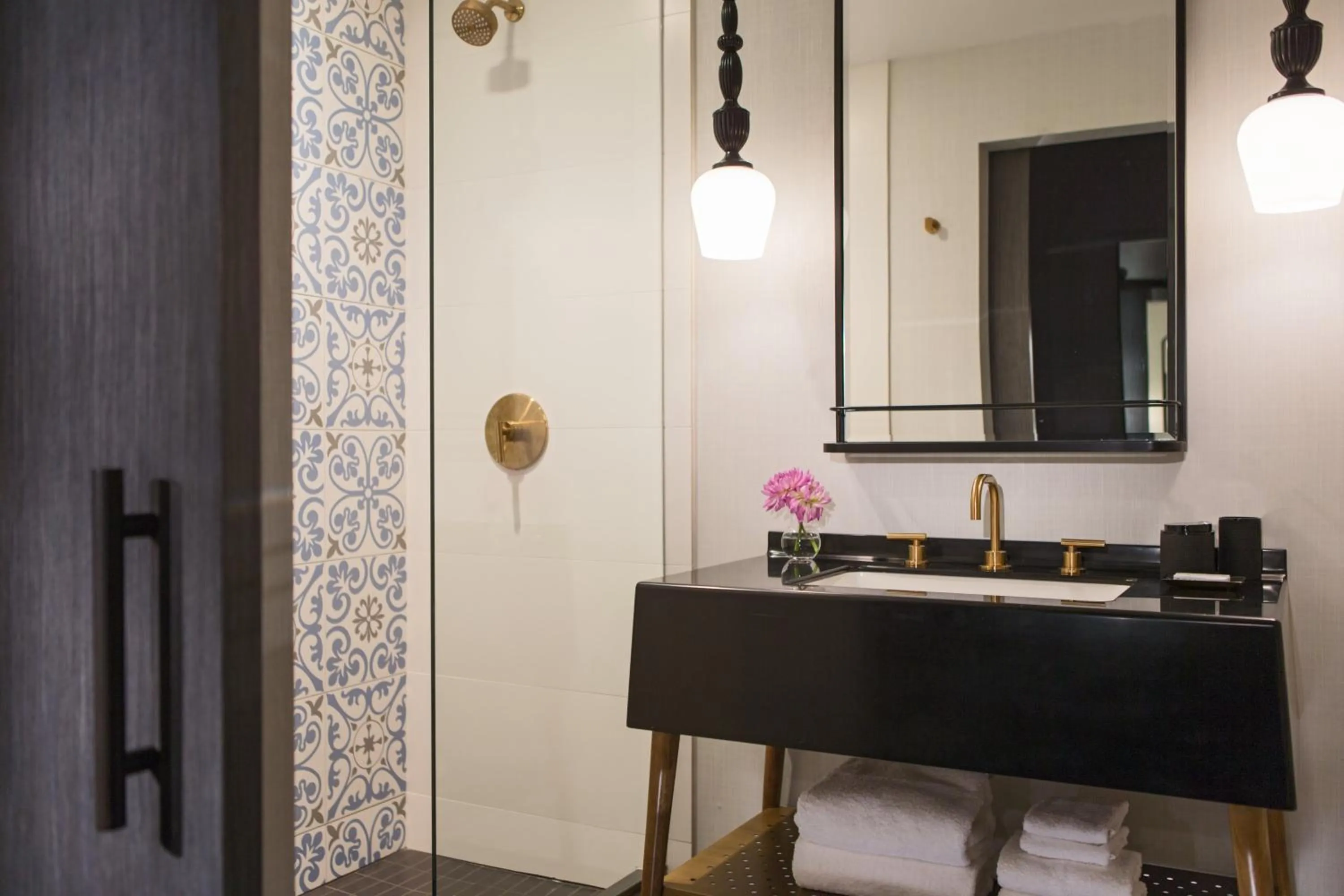 Essential Queen Room with Walk-In Shower in Kimpton Gray Hotel Chicago by IHG