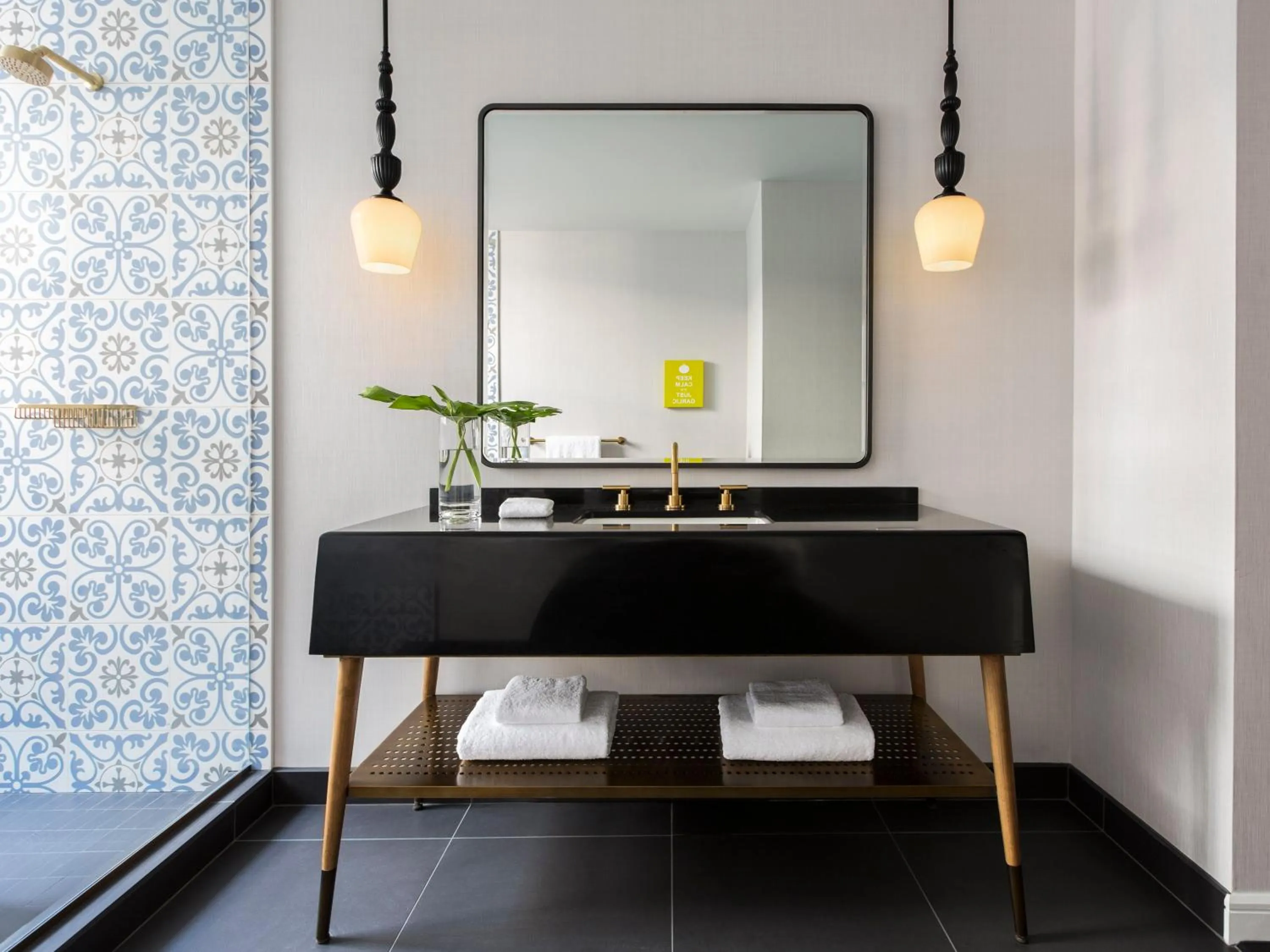 Queen Room with mobility Accessible Tub in Kimpton Gray Hotel Chicago by IHG