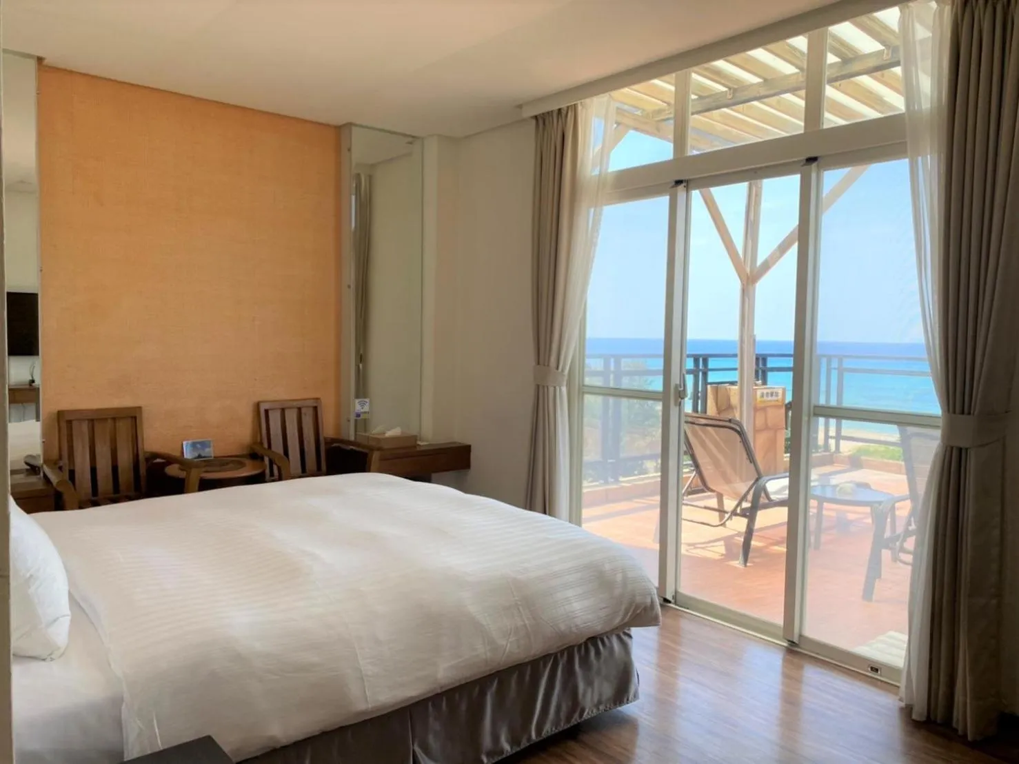 Deluxe Double Room with Balcony and Sea View - single occupancy in LoveSea 126 Beach Inn