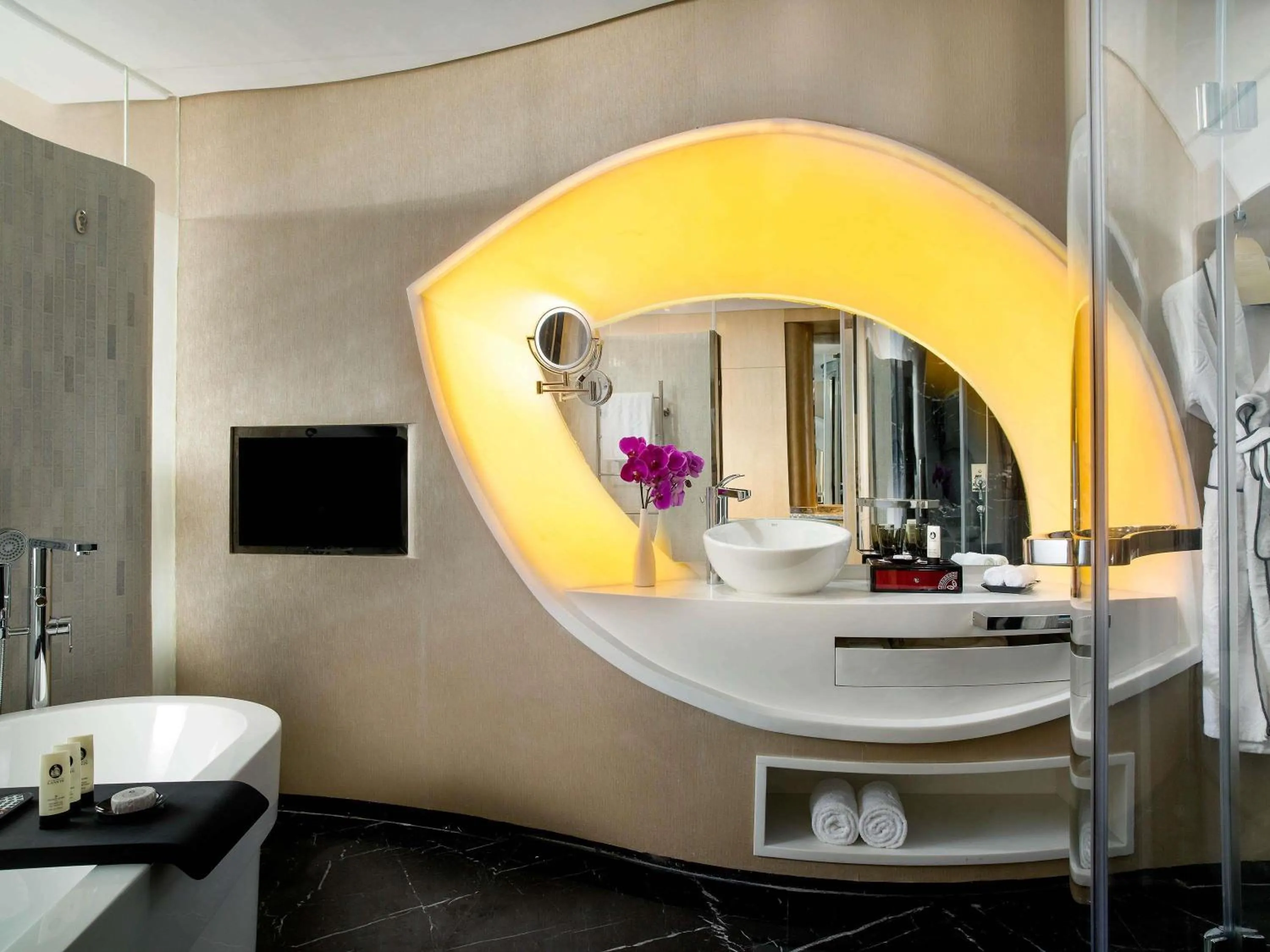 Luxury King Room with Lake View in Sofitel Kunming