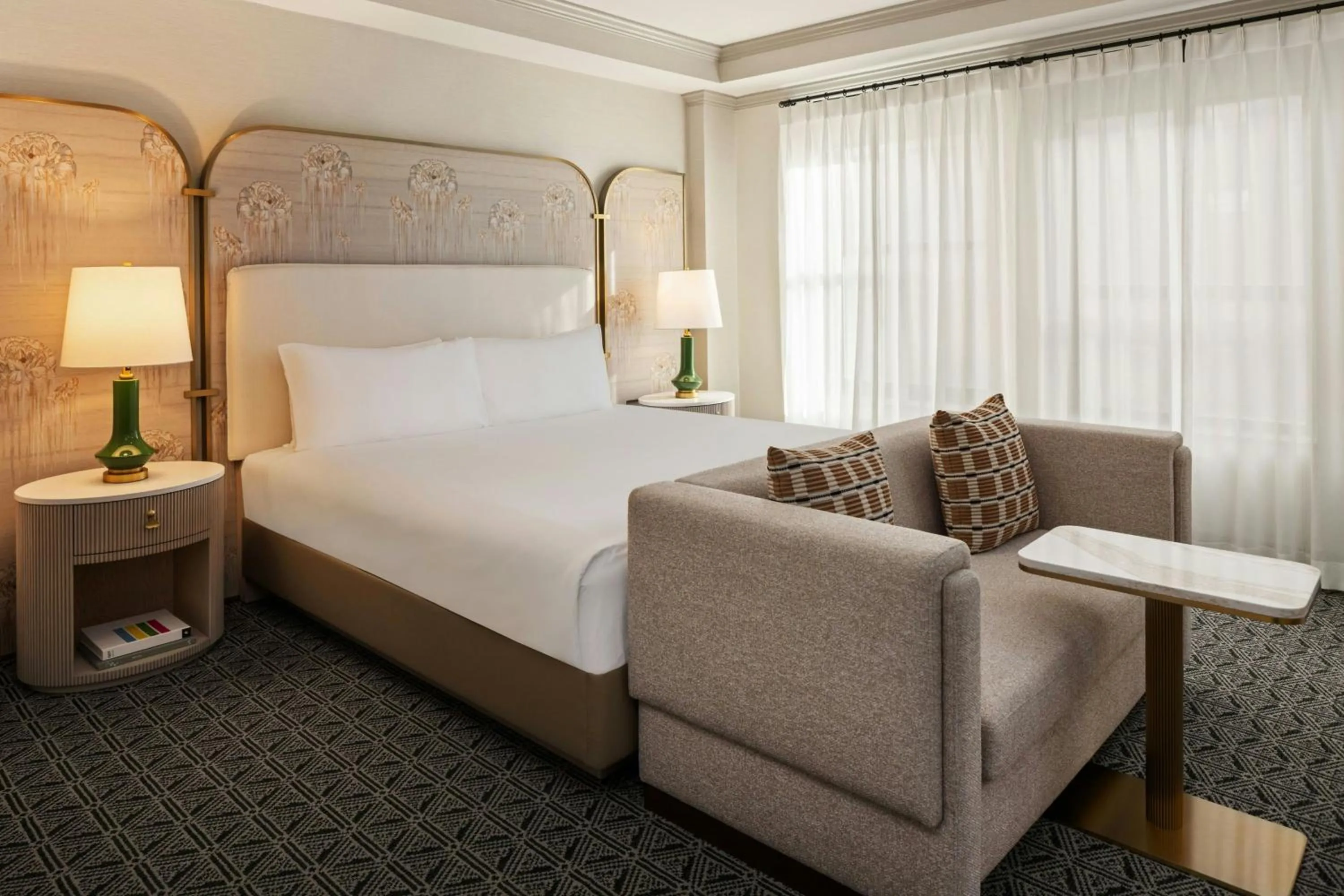 Premium King, Larger Guest room, 1 King in The Talbott, Autograph Collection