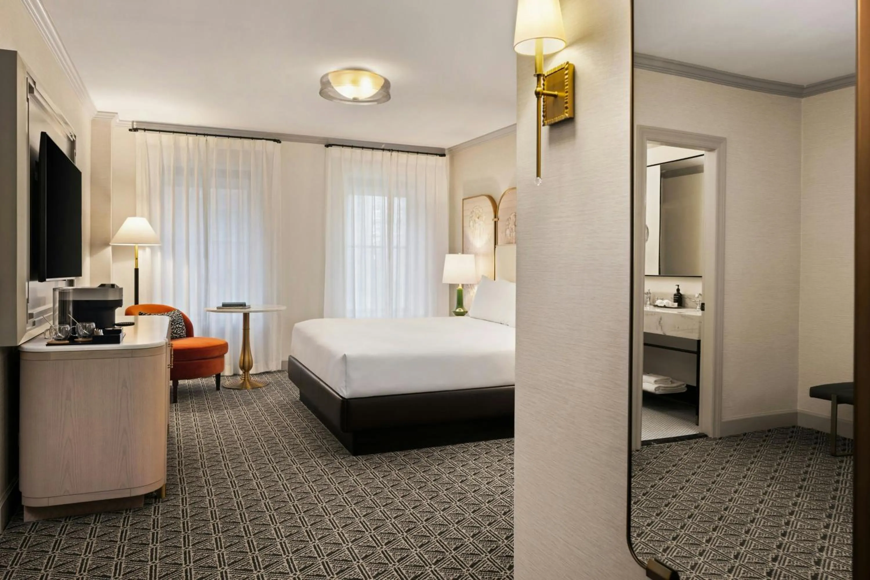 Deluxe Guest room, 1 King, City view in The Talbott, Autograph Collection