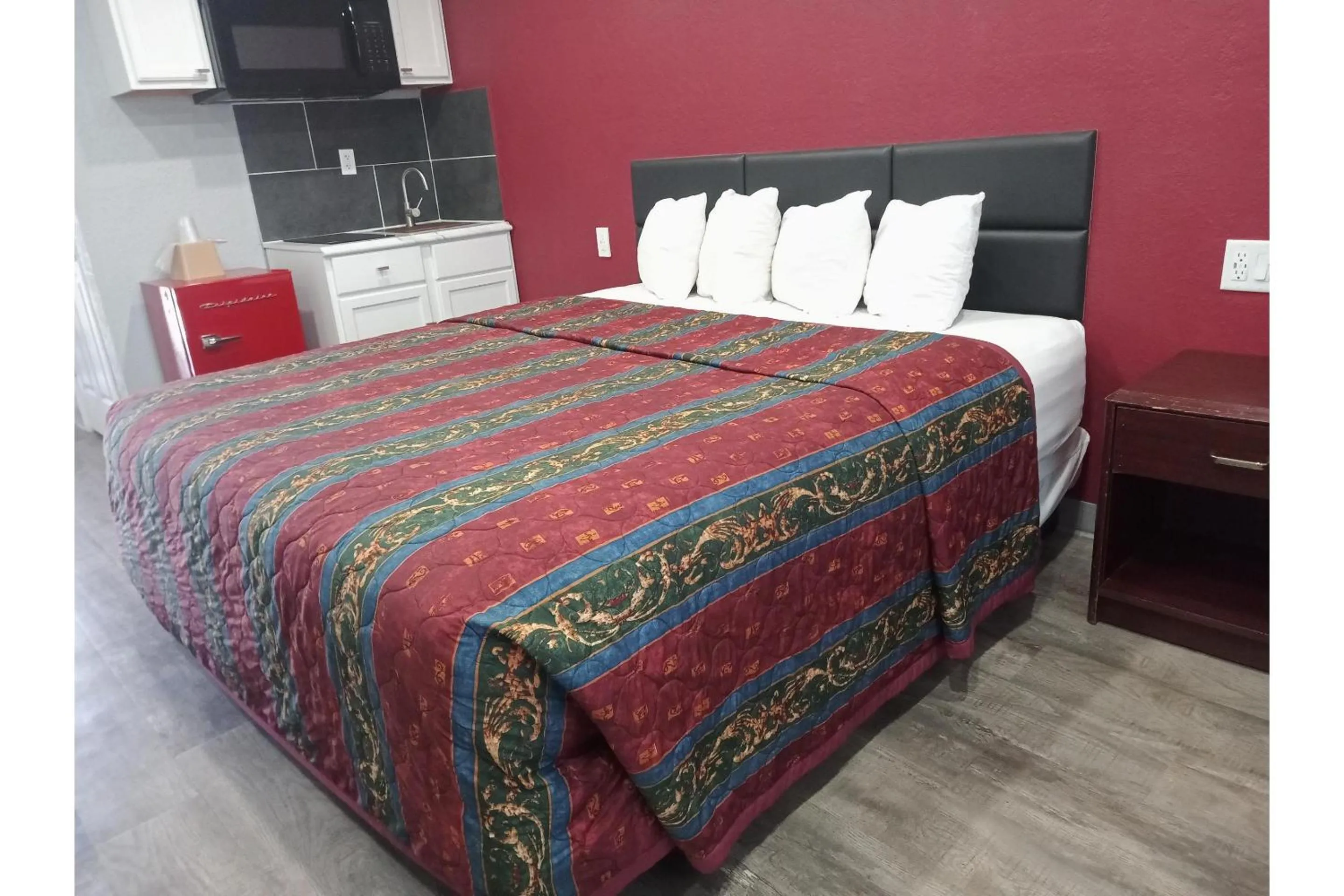 King bed suite with Kitchenette in Marshall Lodge By OYO Hwy 65