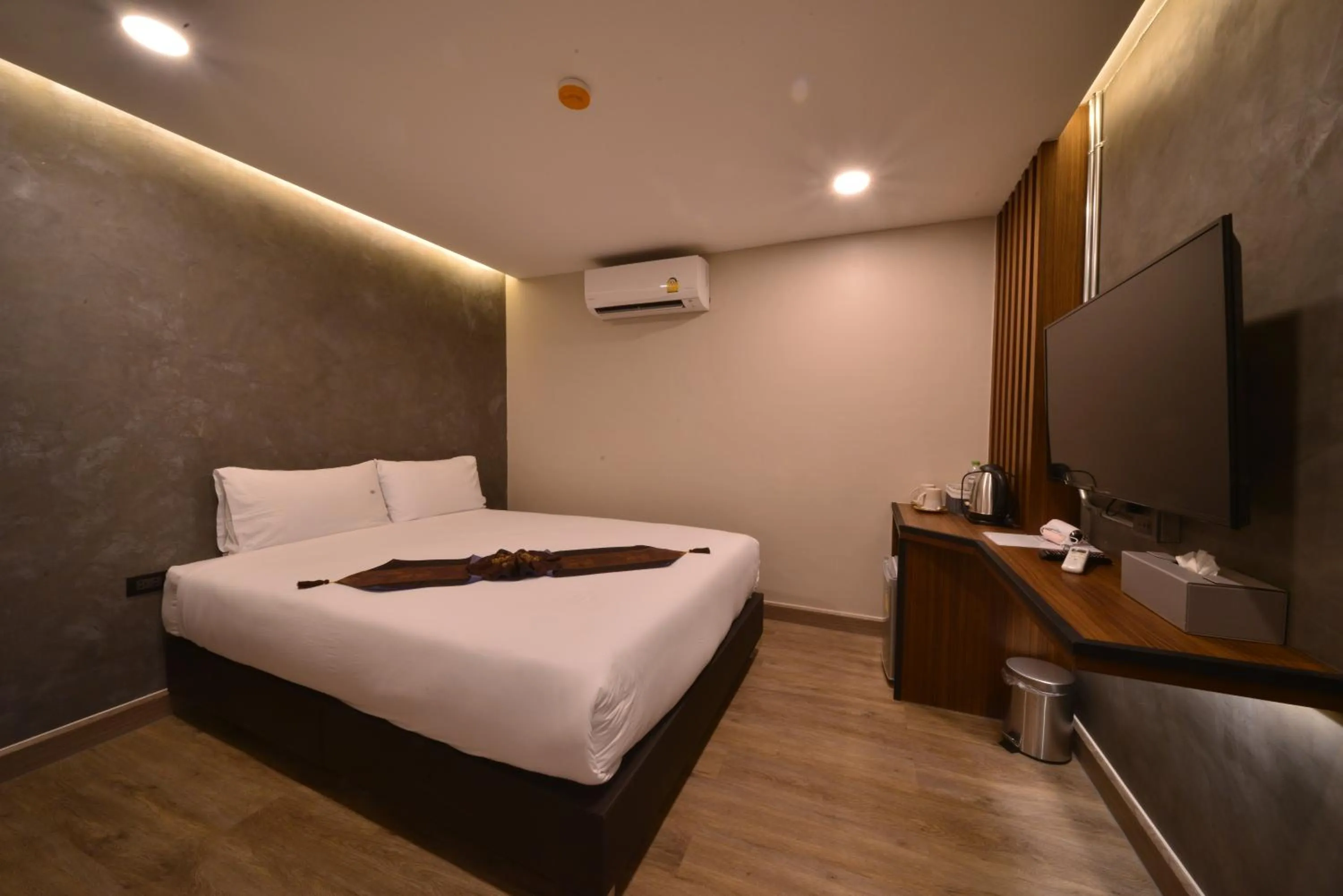 Deluxe Queen Room in Sureena Hotel