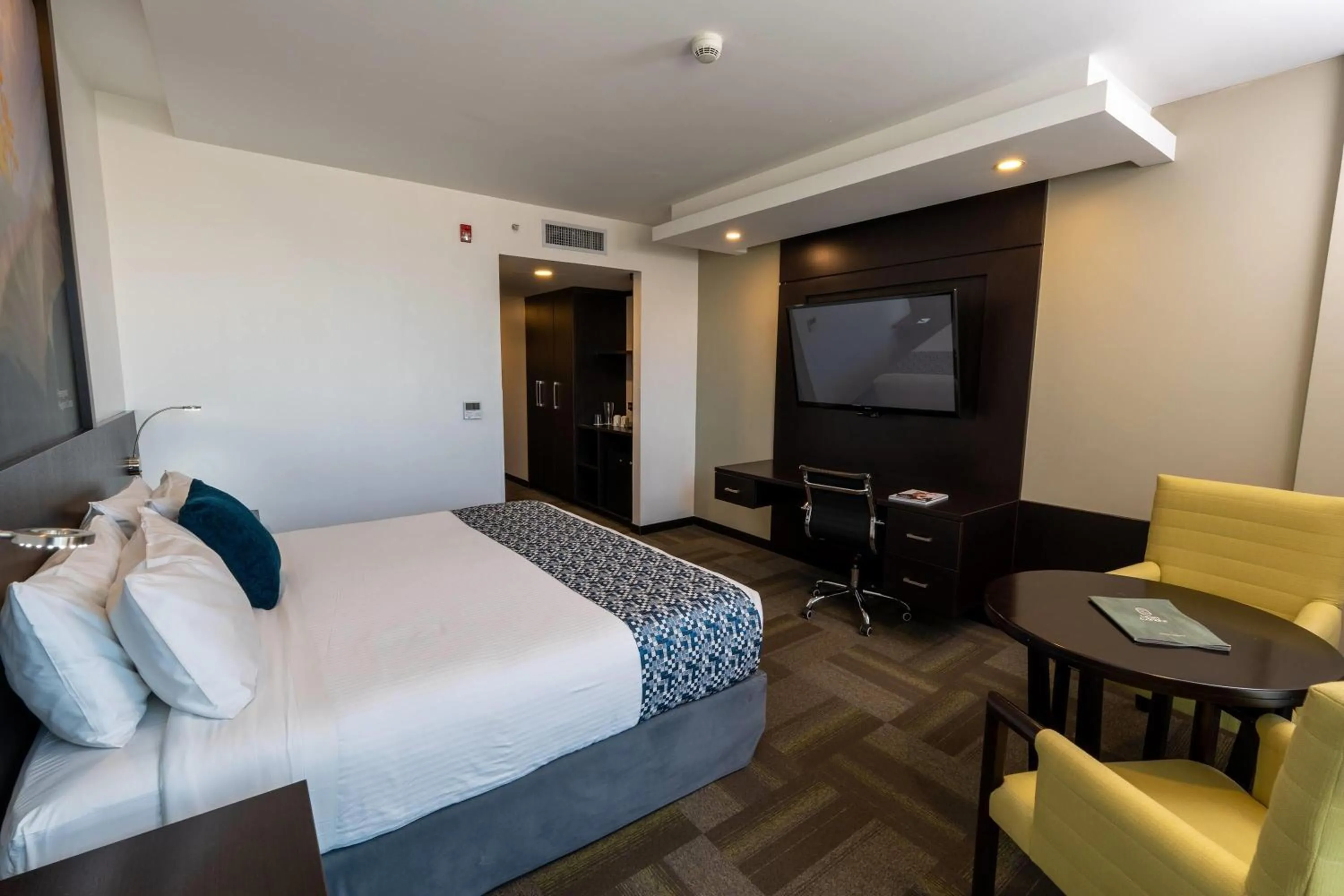 Deluxe King Room - Non-Smoking in Wyndham Quito Airport