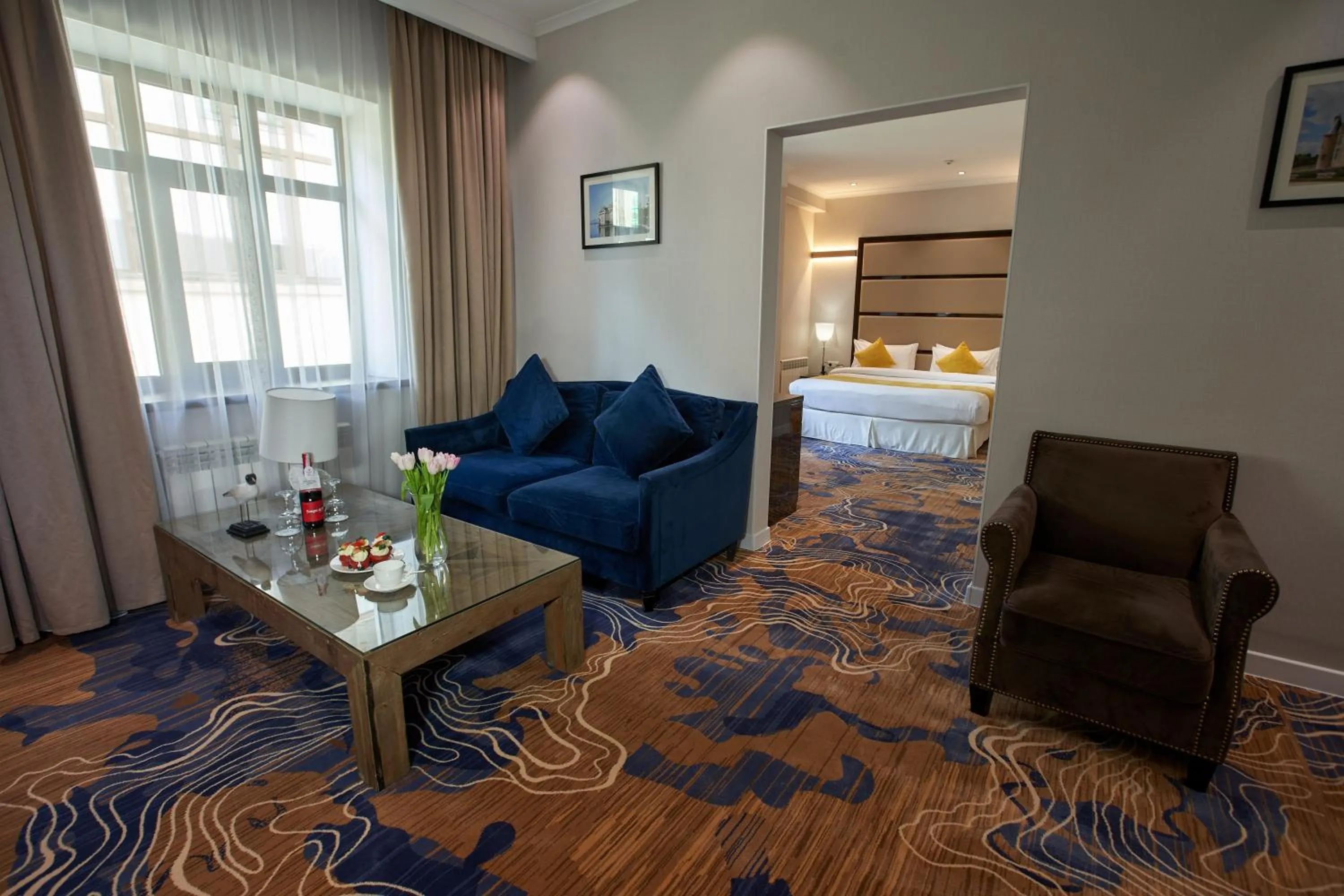 Suite with King Size Bed in Garden Hotel