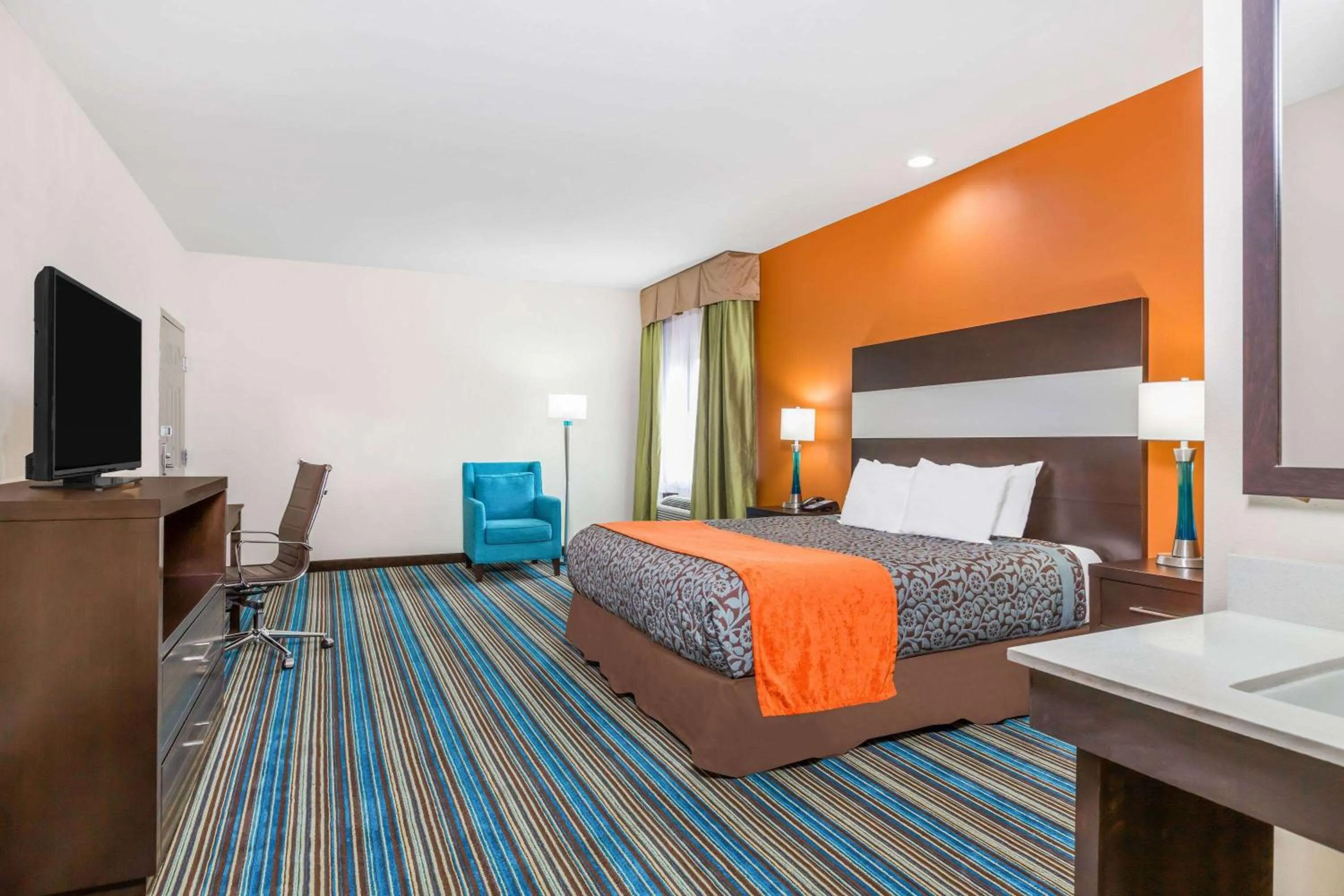 Queen Room - Disability Access/Non-Smoking in Days Inn & Suites by Wyndham Katy