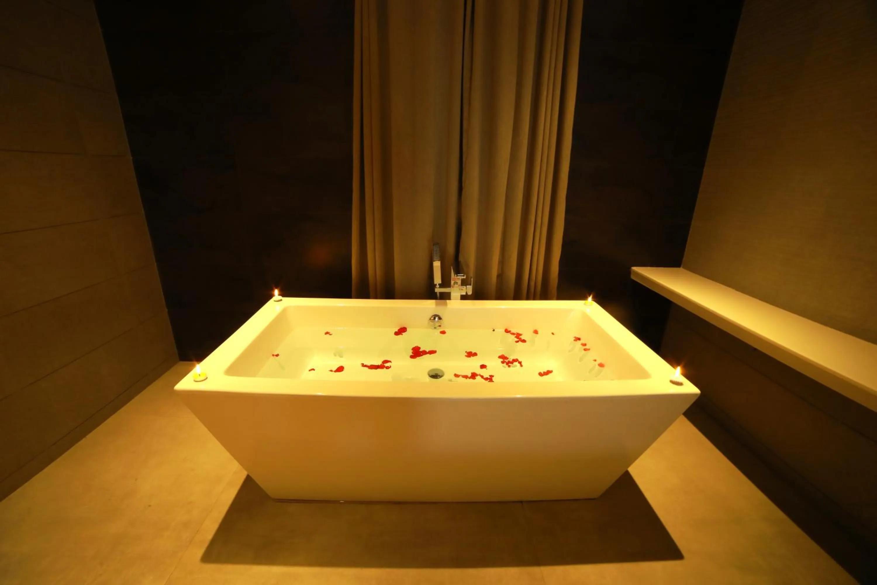 Honeymoon Suite with Bathtub in Broad Bean Resort & Spa