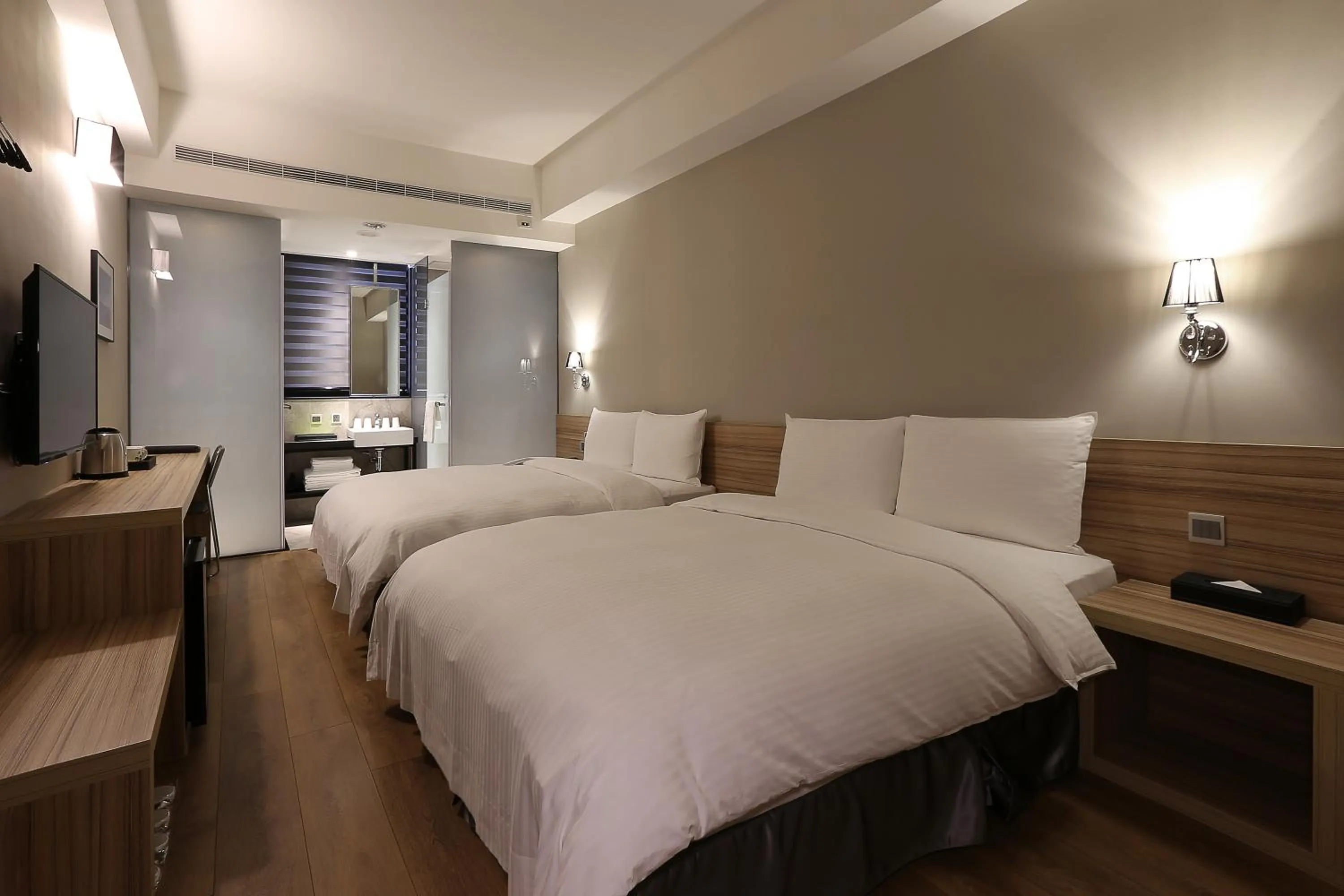 Deluxe Triple Room in Miller Inn