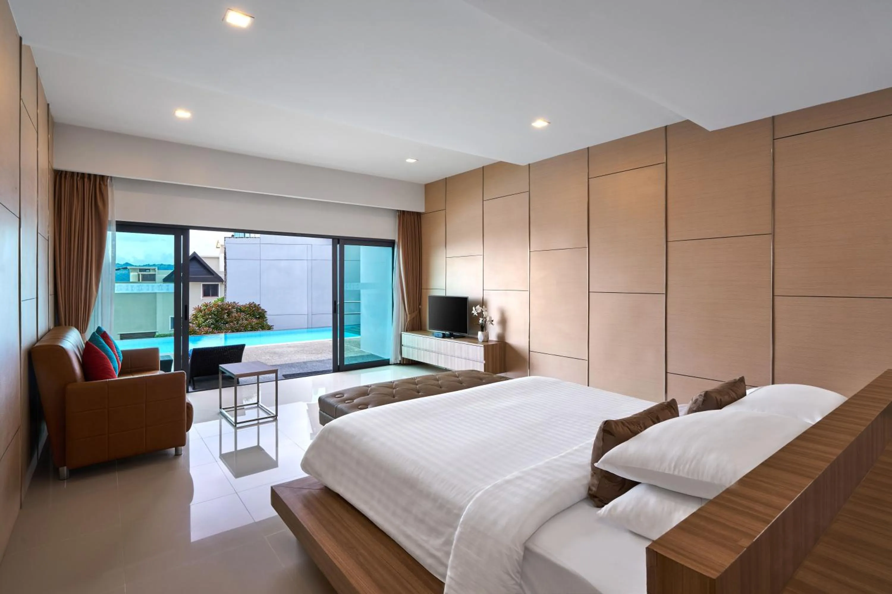 Premier Suite Pool Access in Patong Bay Hill