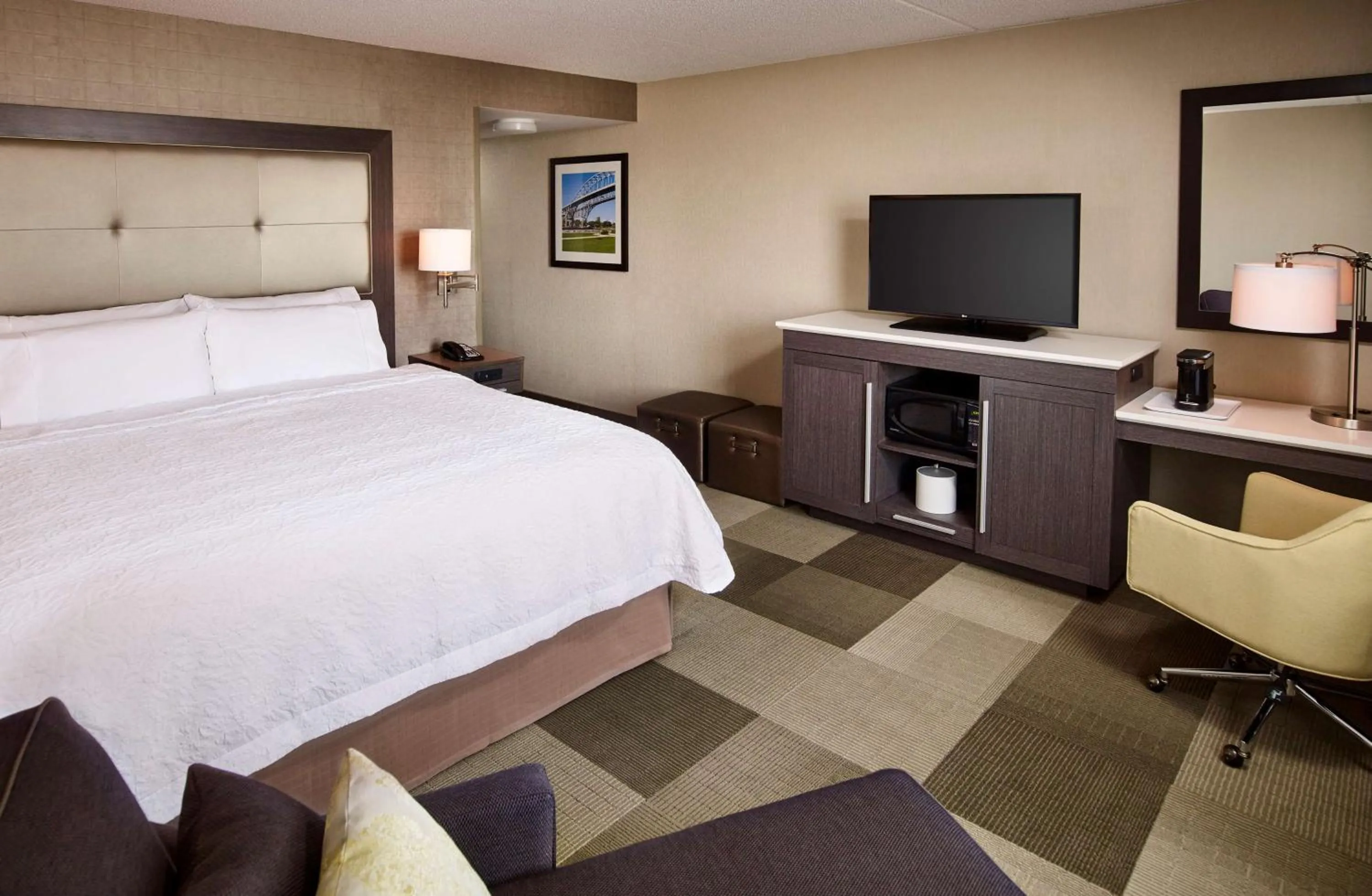 King Room - Non-Smoking in Hampton Inn by Hilton Sarnia/Point Edward