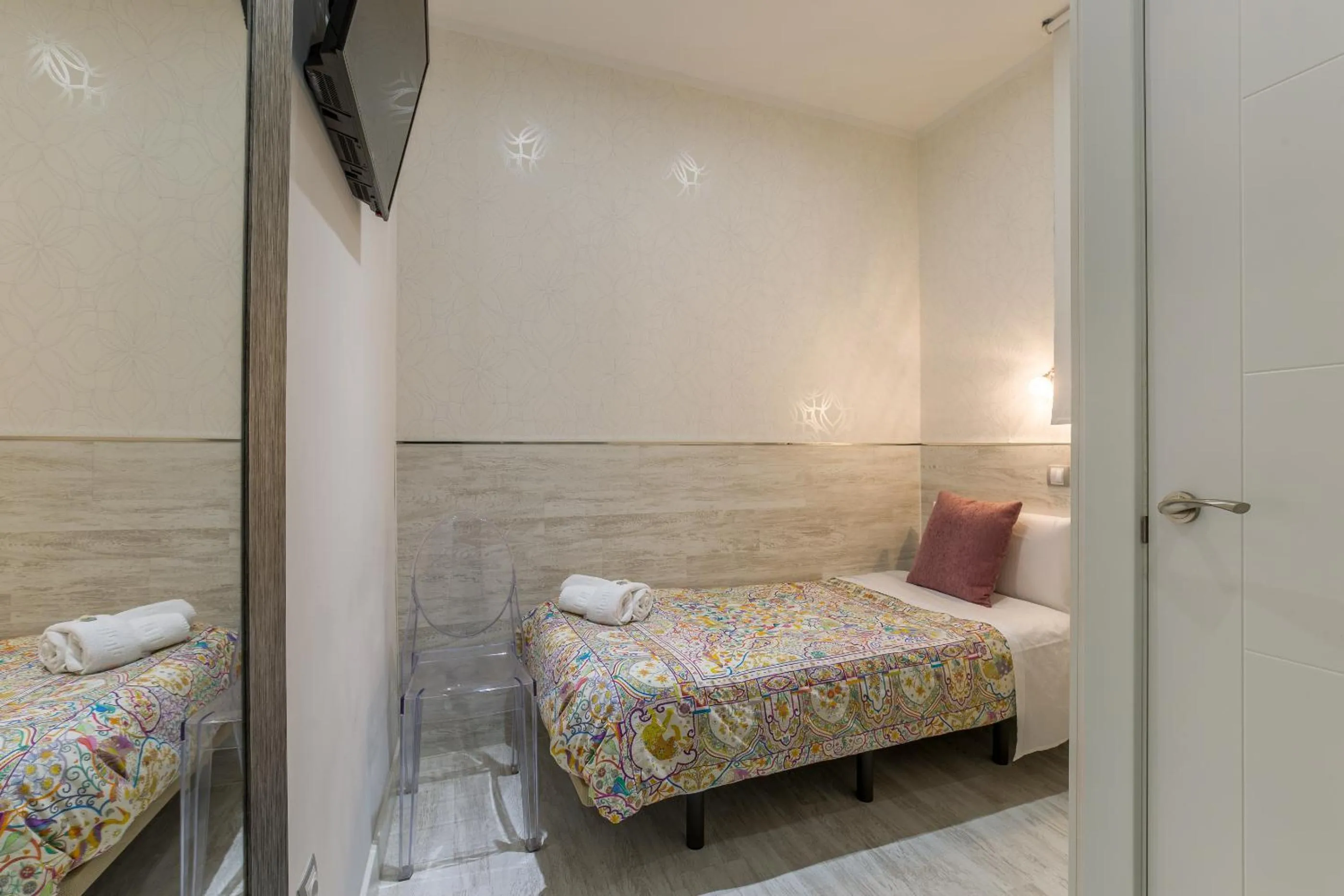 Interior Single Room in Hostal Met Madrid
