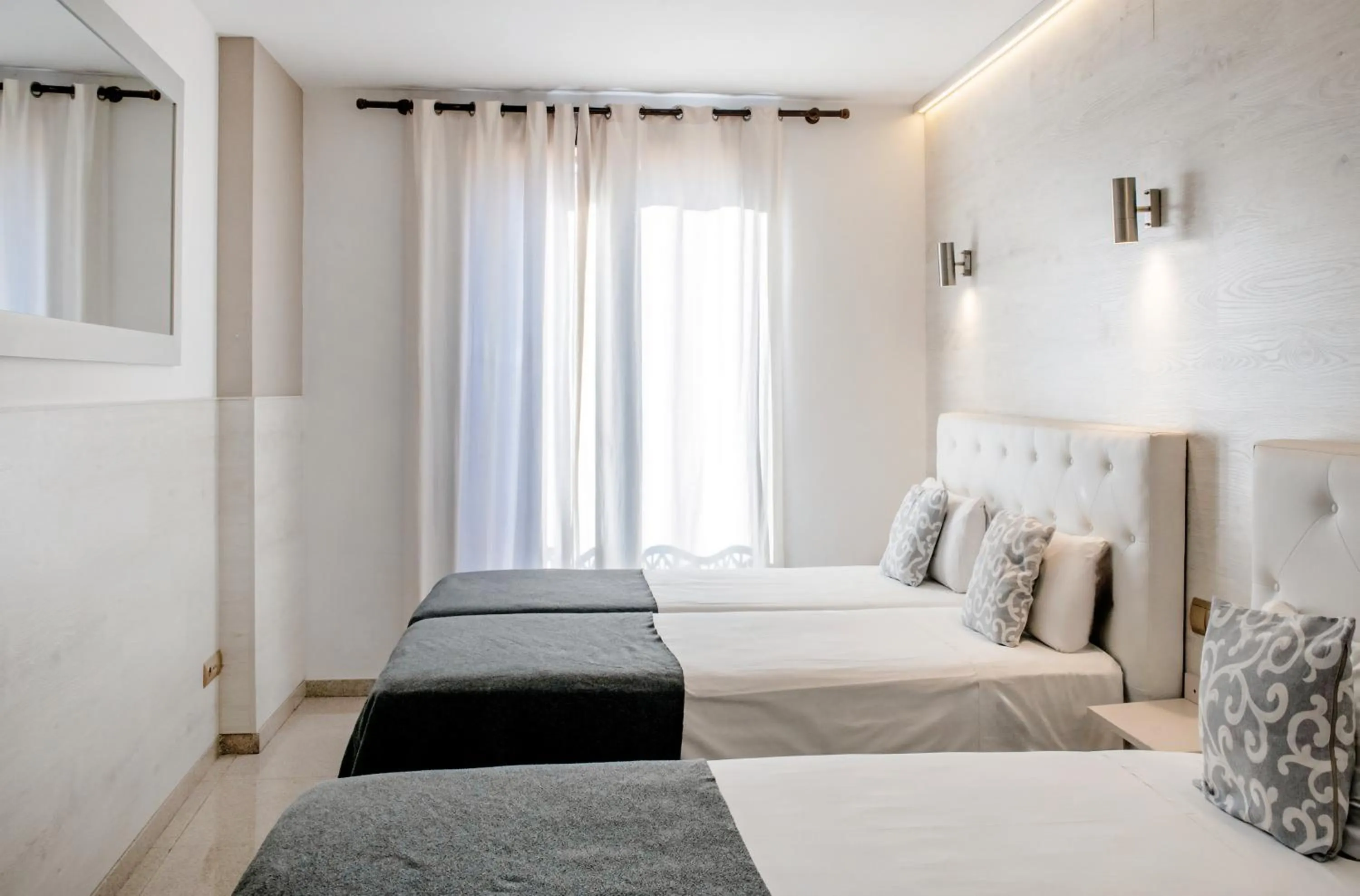 One-Bedroom Apartment with Balcony (4 Adults) in Aparthotel Rambla108