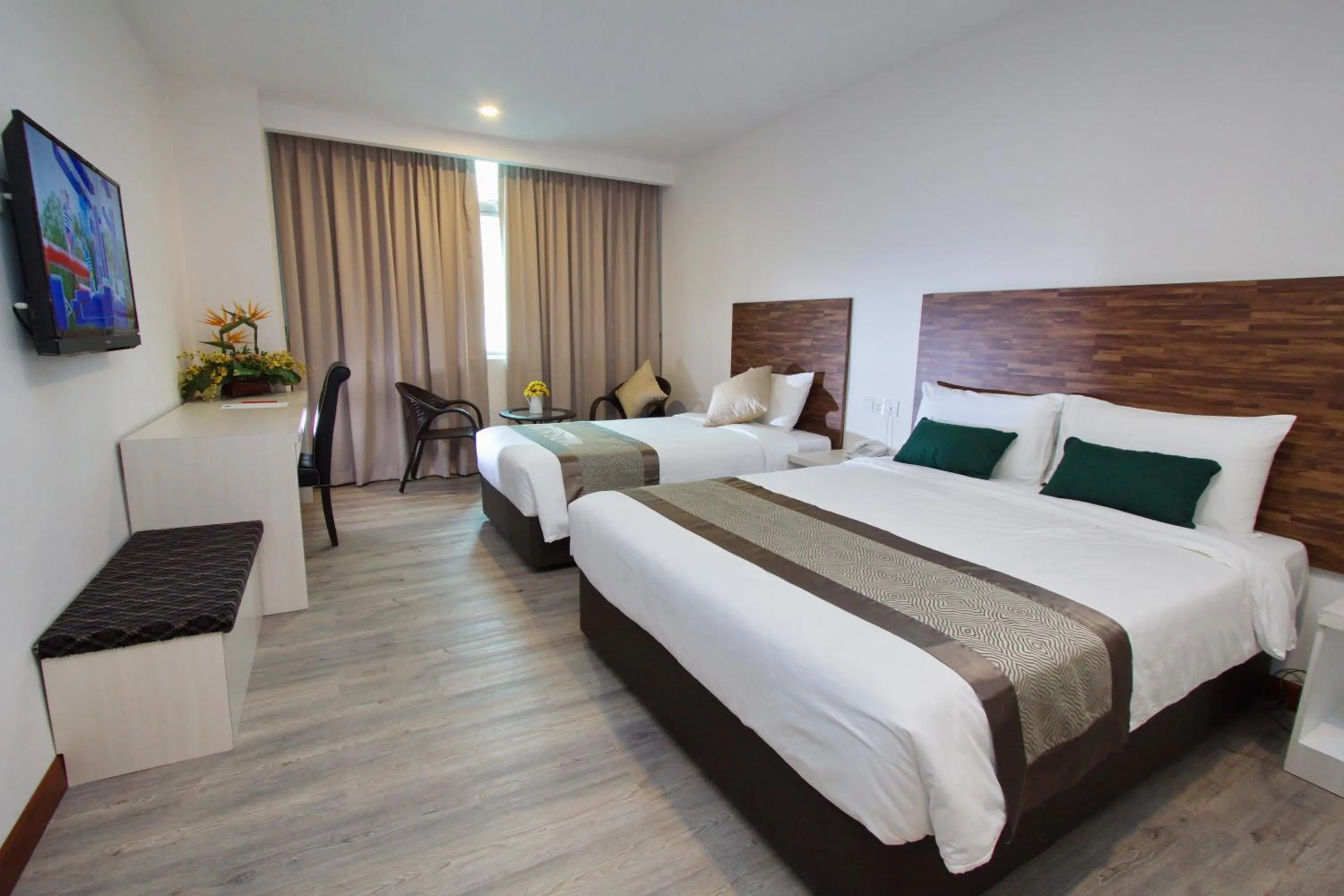 Deluxe Triple Room in Molek Garden Hotel
