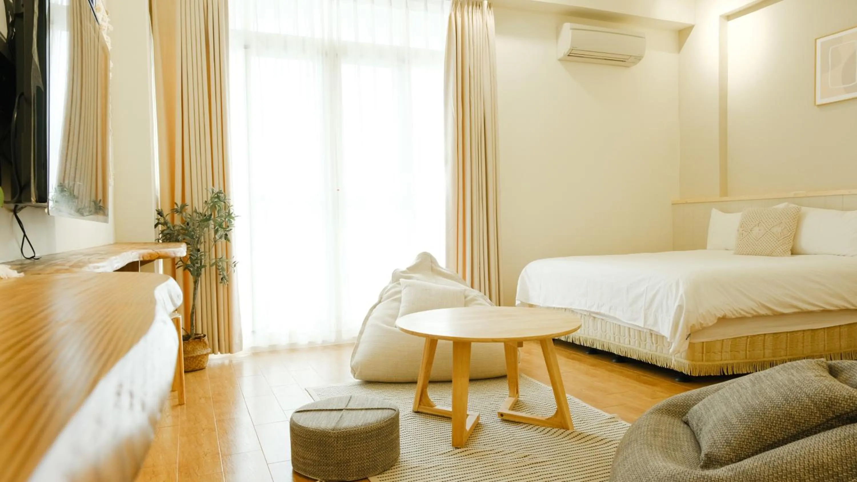 Deluxe Quadruple Room with Balcony in Cozy Blue B&B