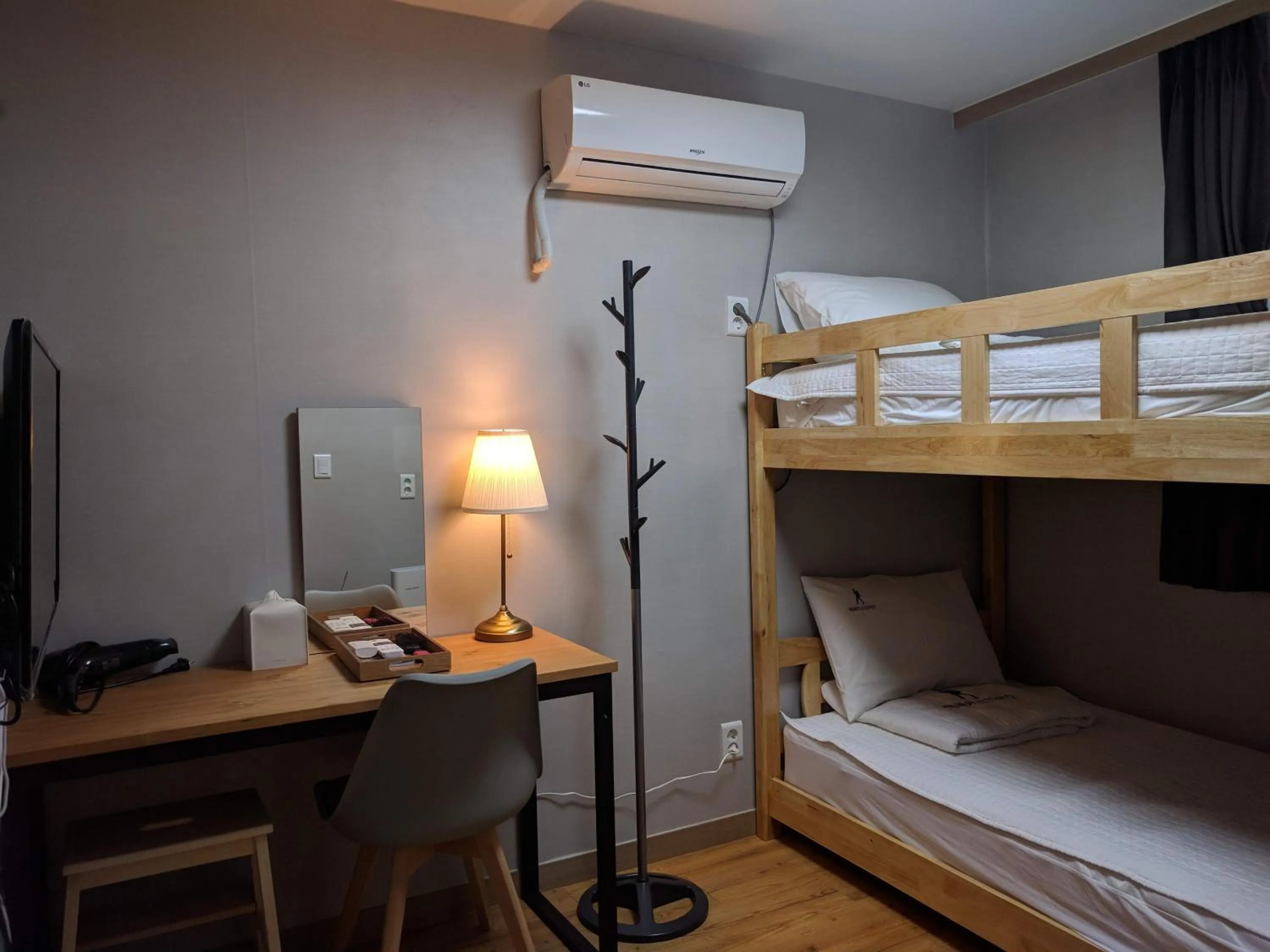 Twin Room with City View - single occupancy in Backpackers In Yeosu