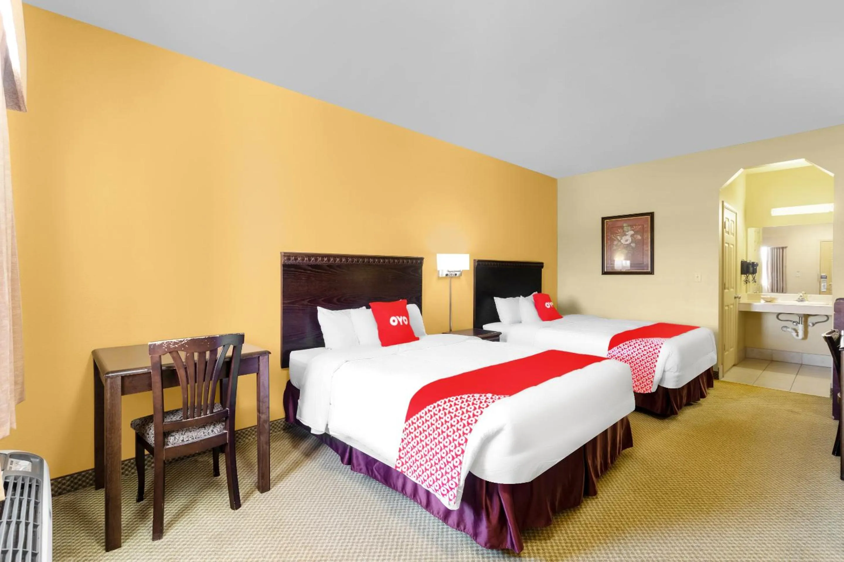Queen Room with Two Queen Beds in OYO Hotel Valley View TX, I-35