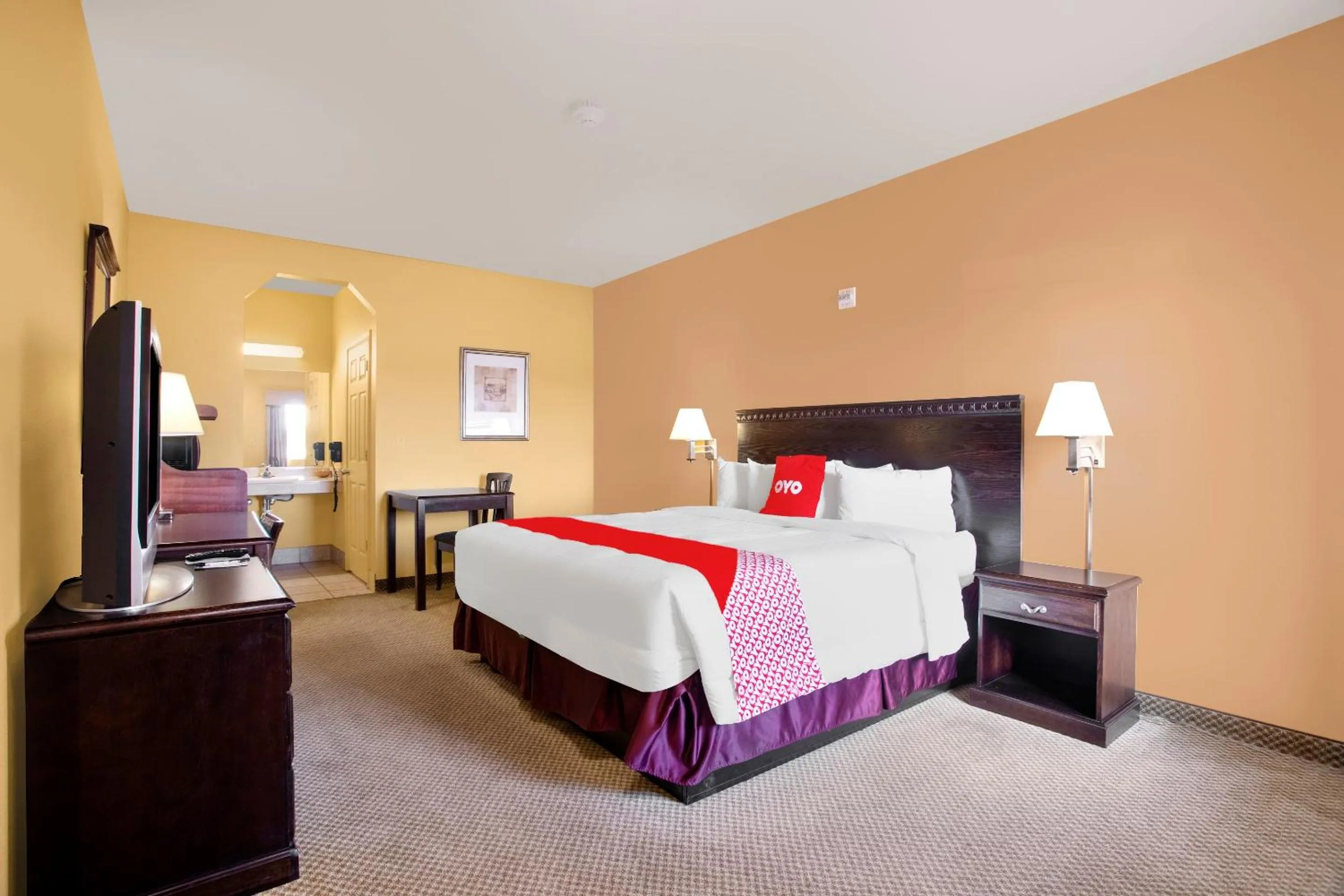 King Room in OYO Hotel Valley View TX, I-35
