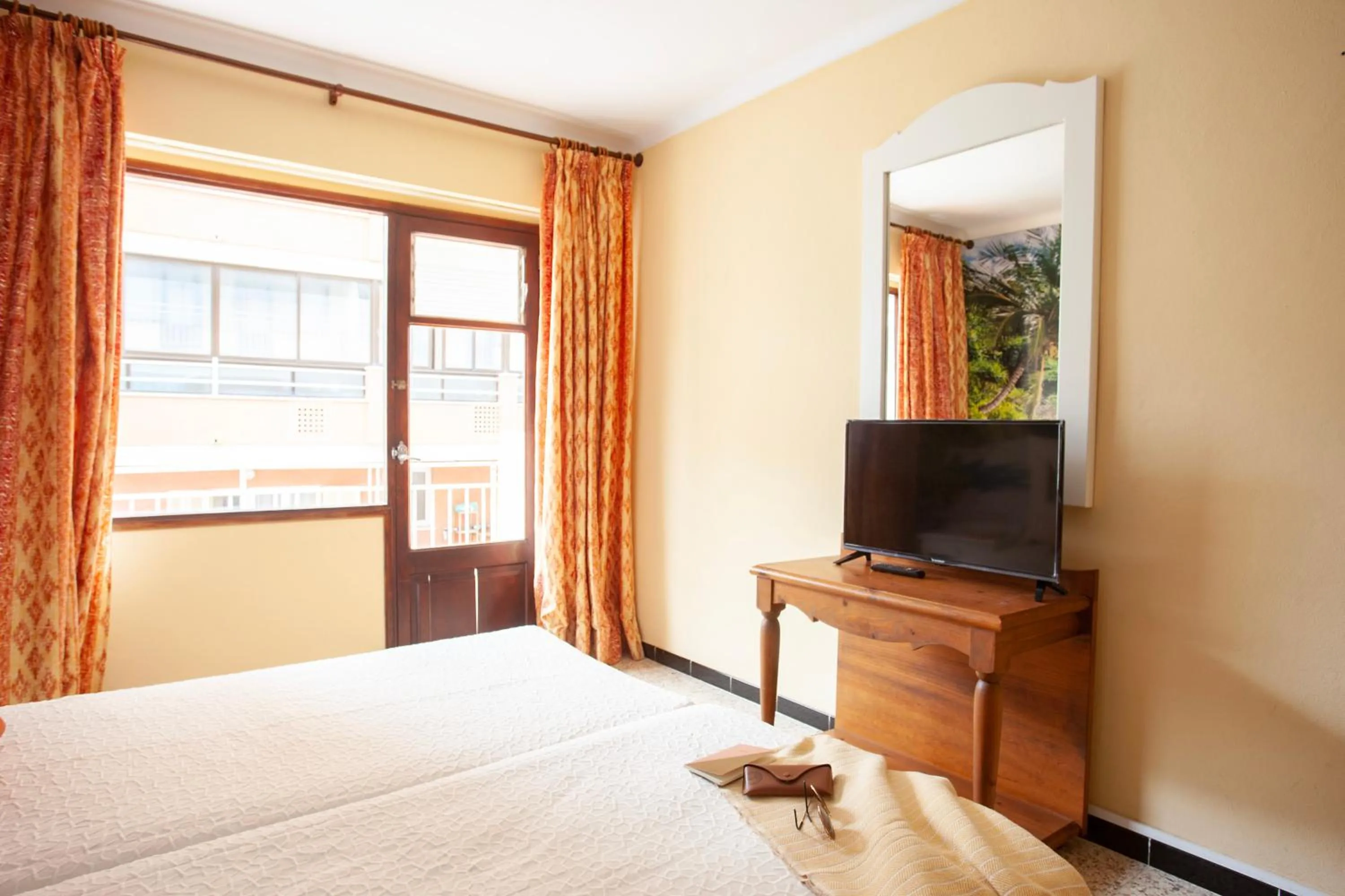 Twin Room with Balcony in BJ Hostal Bona Vista