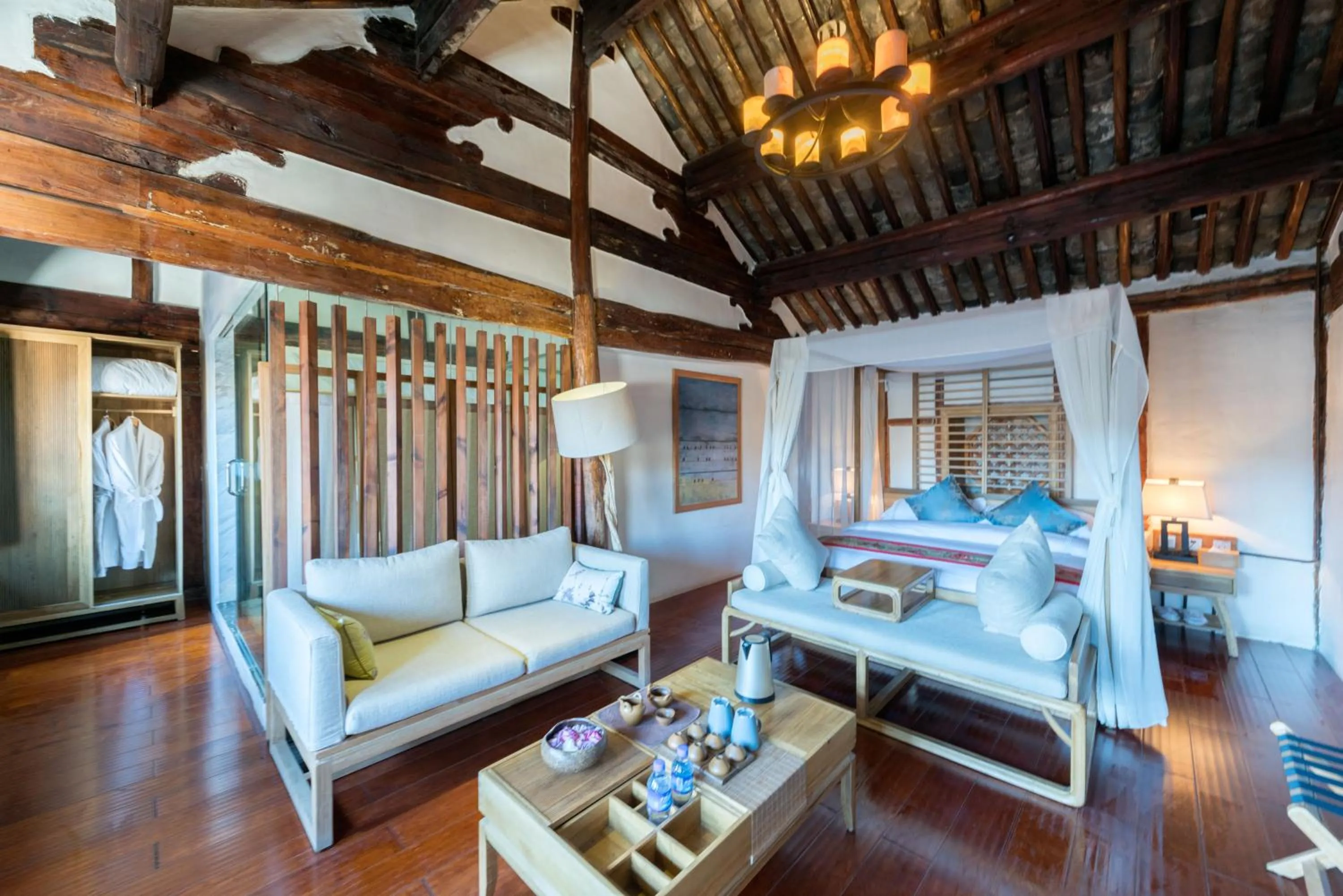 Queen Suite with Spa Bath in Dali Old Courtyard Boutique Inn